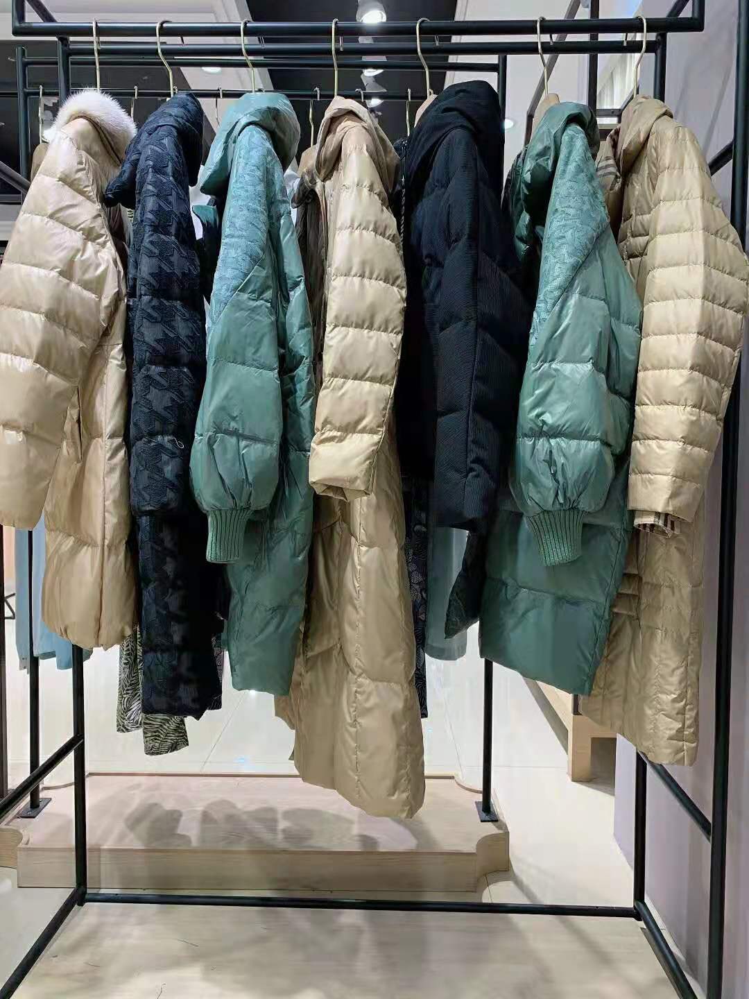 羽絨服品牌愷詩(shī)依2021年羽絨服三標(biāo)齊全折扣女裝批發(fā)一手貨源 女裝尾貨批發(fā)