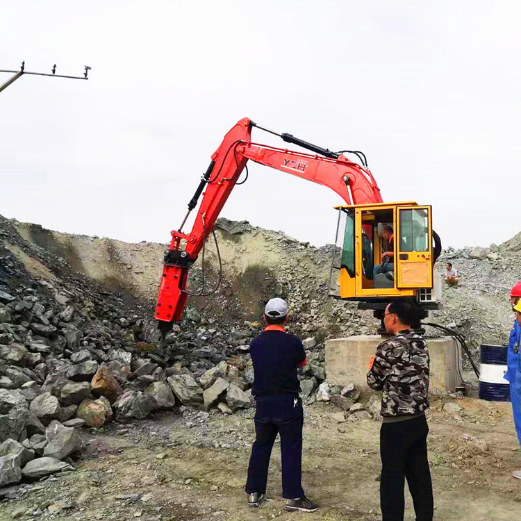 礦山破碎大石塊用沖擊式破碎機