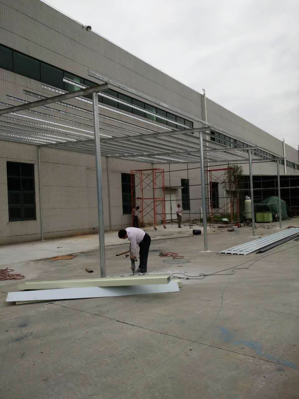 東莞南城區(qū)搭建鐵皮棚價(jià)格   裝修搭建鐵皮棚施工隊(duì)電話 承接大小工程 東莞市富久裝飾工程有限公司 裝修搭建鐵皮棚報(bào)價(jià)