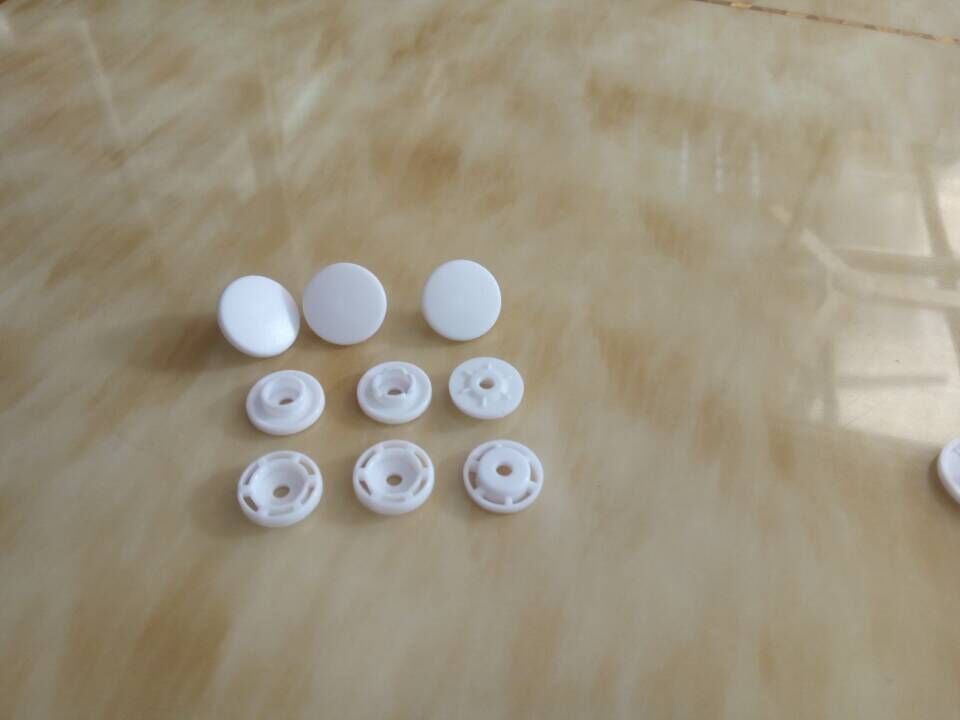 廠家生產(chǎn) T8白色樹脂扣 按扣 鈕扣 雨衣扣