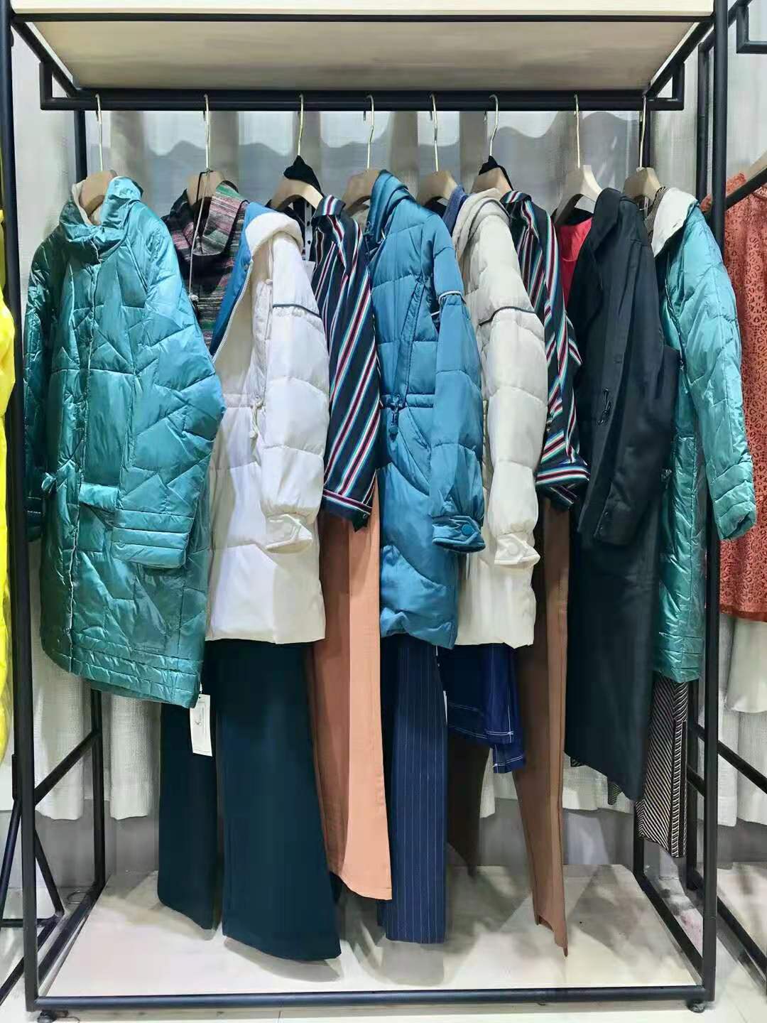 上海品牌詩(shī)織21冬時(shí)尚女裝折扣貨源批發(fā)網(wǎng)