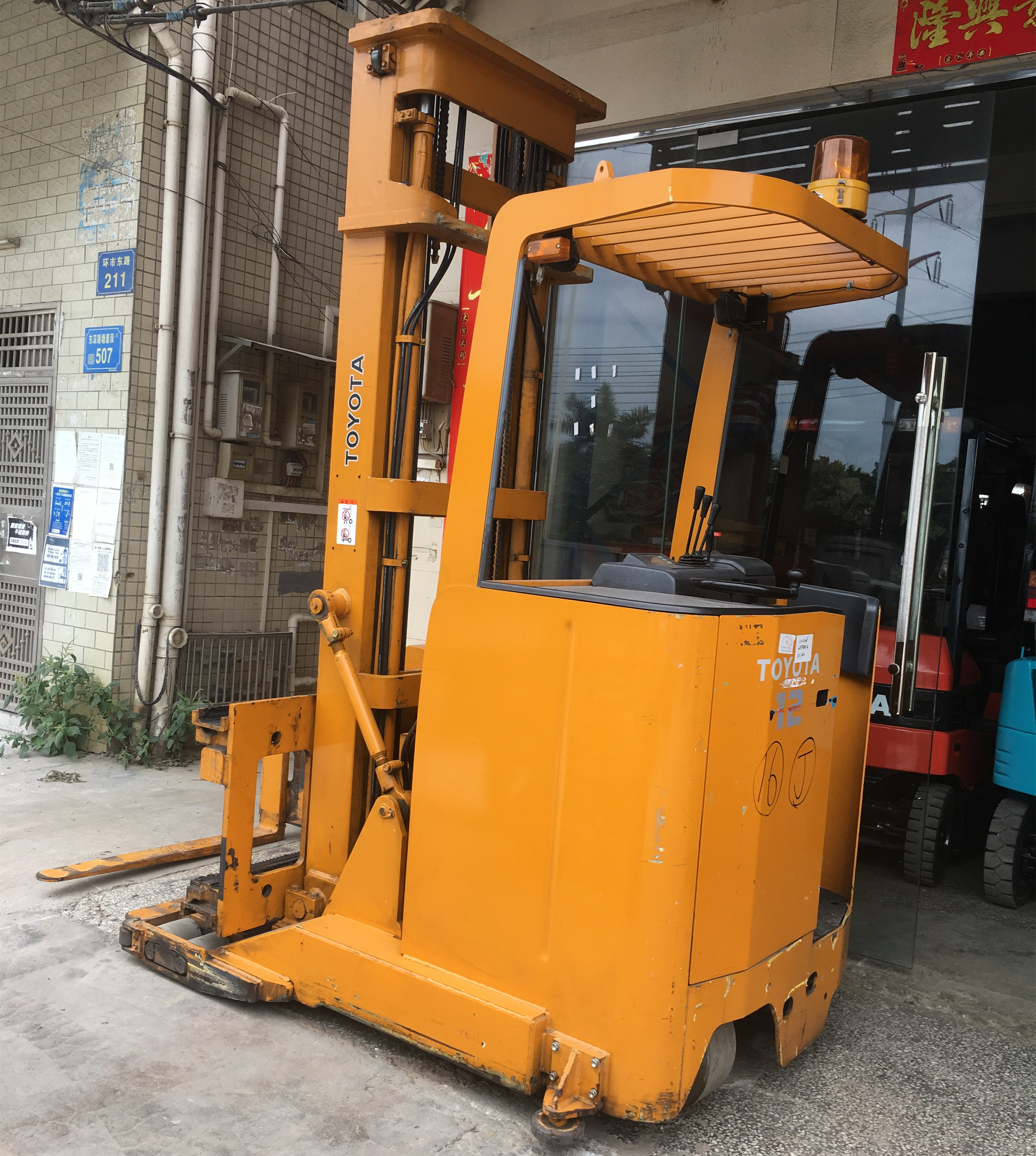 兩邊高層貨架，但 1.65米通道用什么叉車——三向叉車