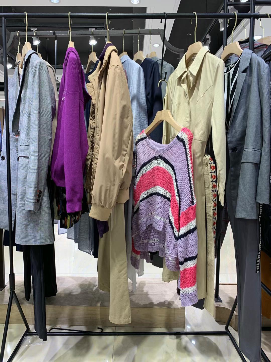 UR2021秋冬專柜撤柜女裝折扣一手貨源批發(fā)網(wǎng)