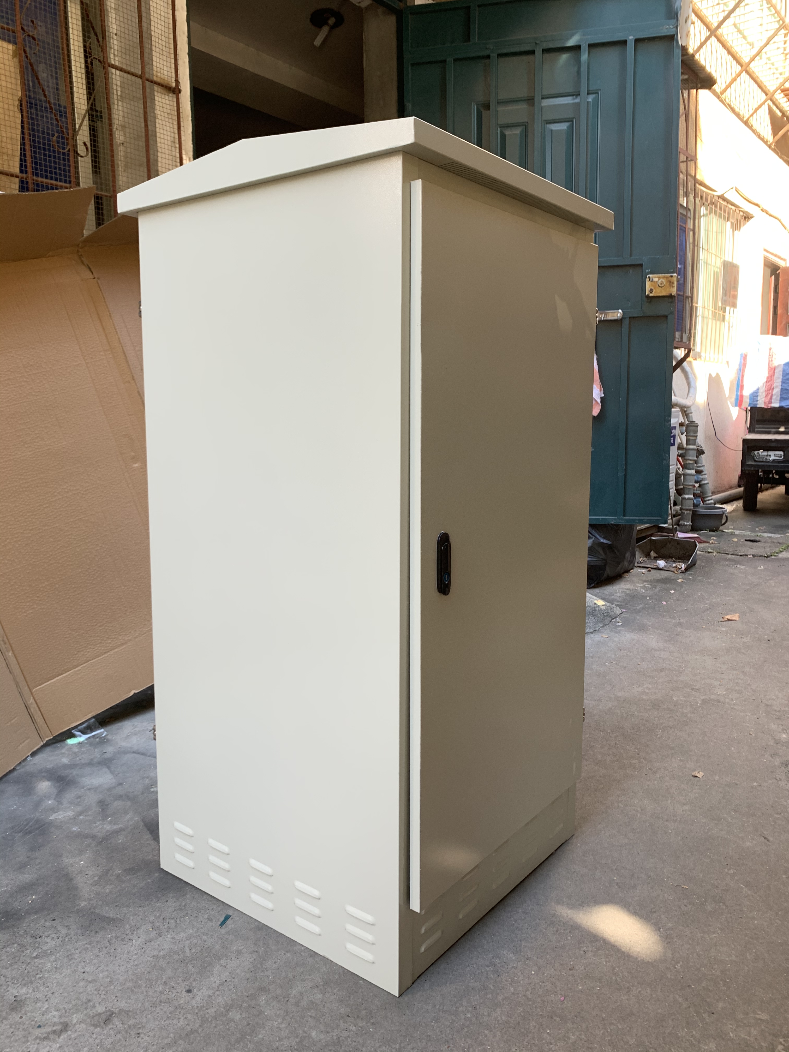 供應(yīng)廣西南寧1.0M室外防水機(jī)柜機(jī)箱網(wǎng)絡(luò)機(jī)柜防水