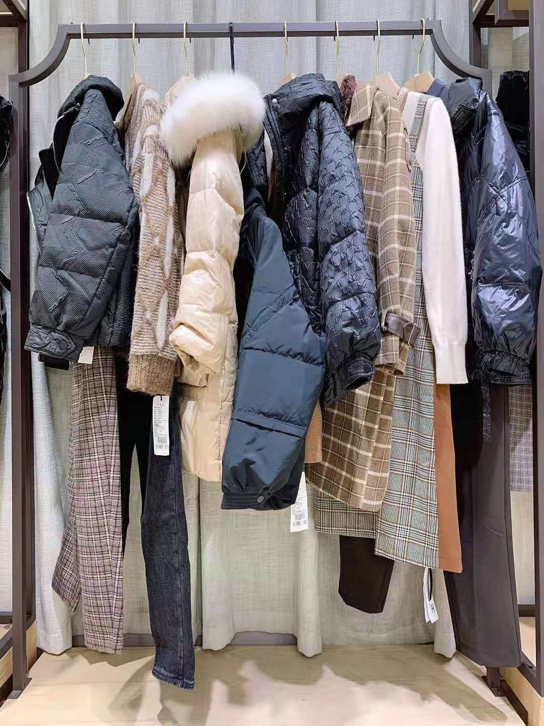 高 端知 名品牌瑪荻斯娃2021秋冬品牌精 品折扣女裝尾貨批發(fā)