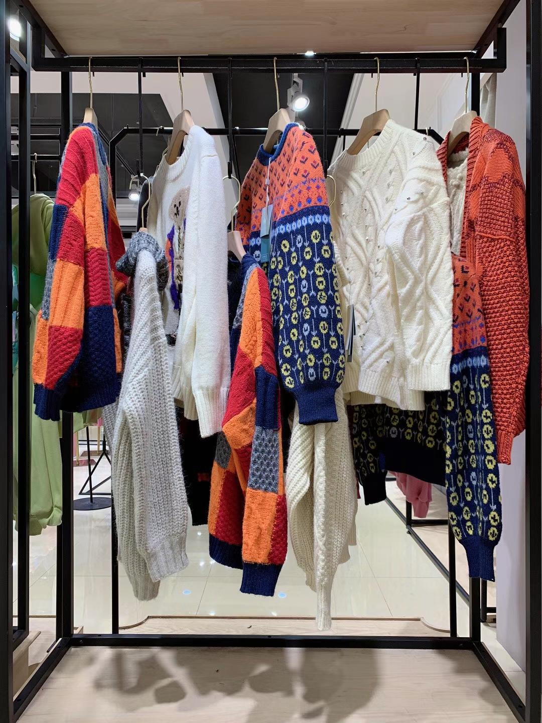 香港品牌艾伊瑪塔2021純冬系列品牌折扣女裝毛衣一手批發(fā)貨源