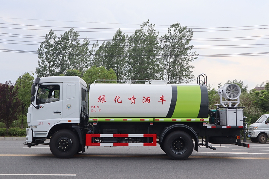 ?？跒⑺?藍(lán)牌灑水車，
