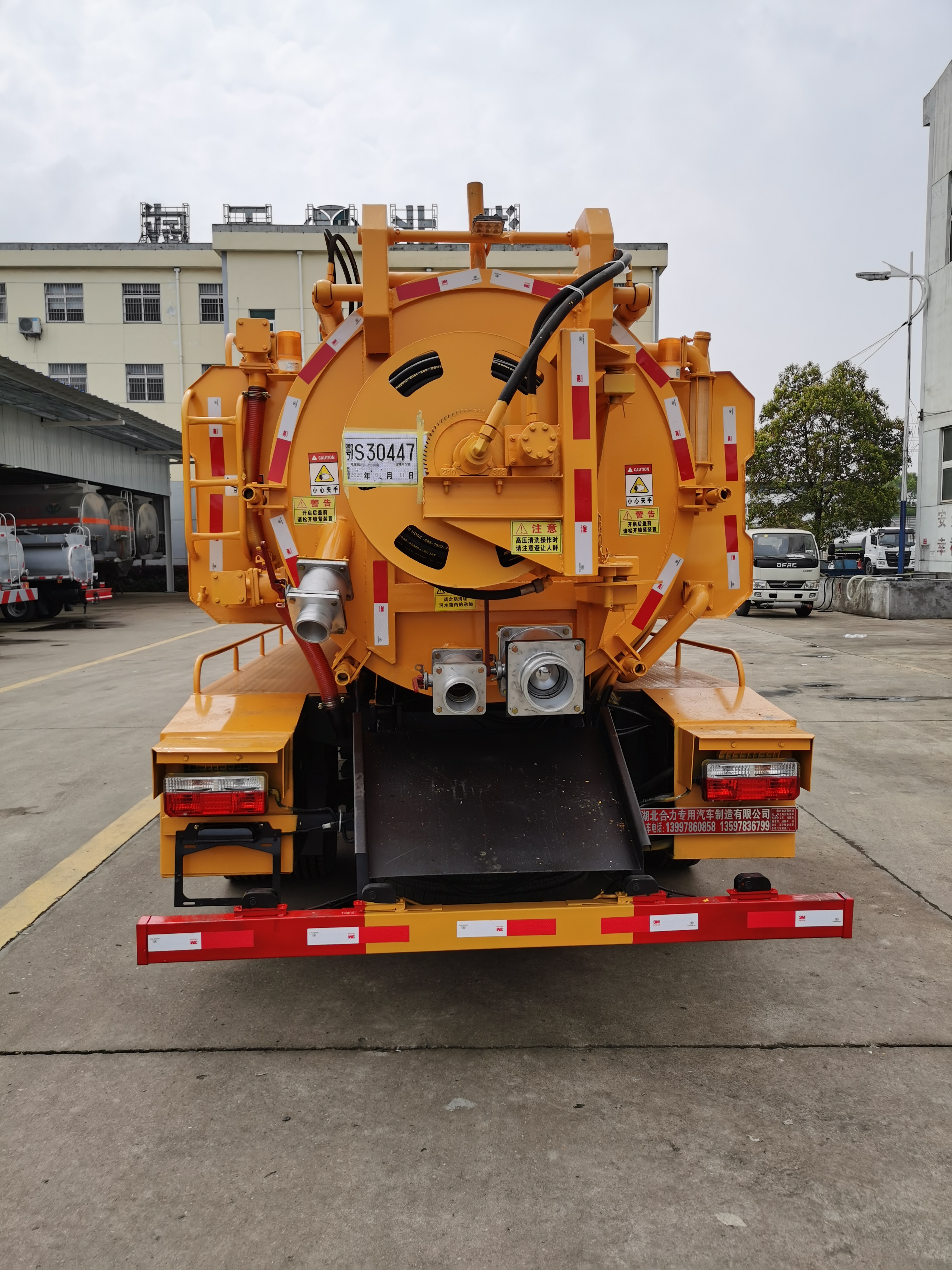 10方東風(fēng)多利卡清洗吸污水箱邊掛車報價-廠家-多少錢【湖北博力汽車銷售有限公司】