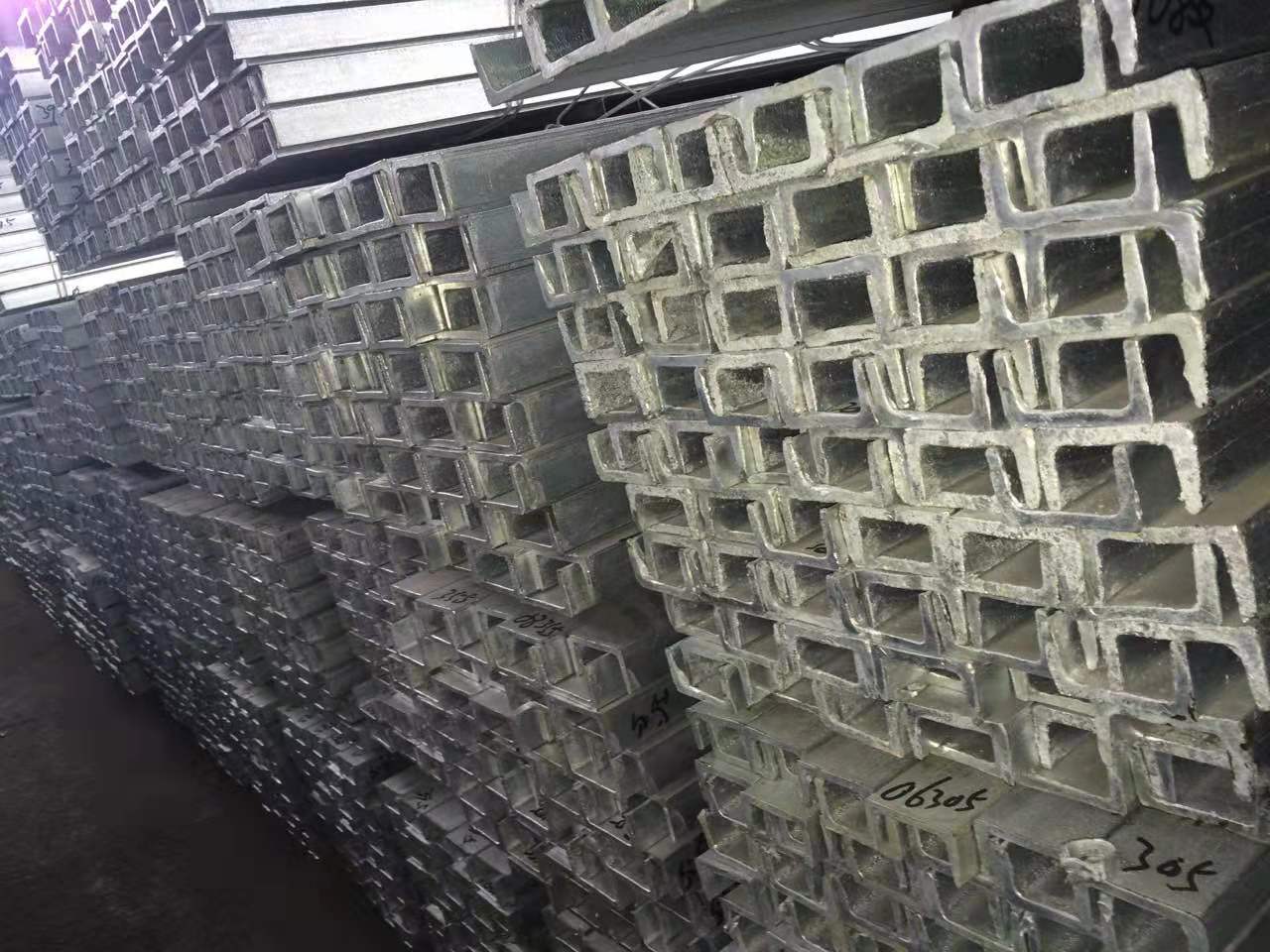 鍍鋅槽鋼加工熱線-熱鍍鋅槽鋼批發(fā)-槽鋼廠家供應