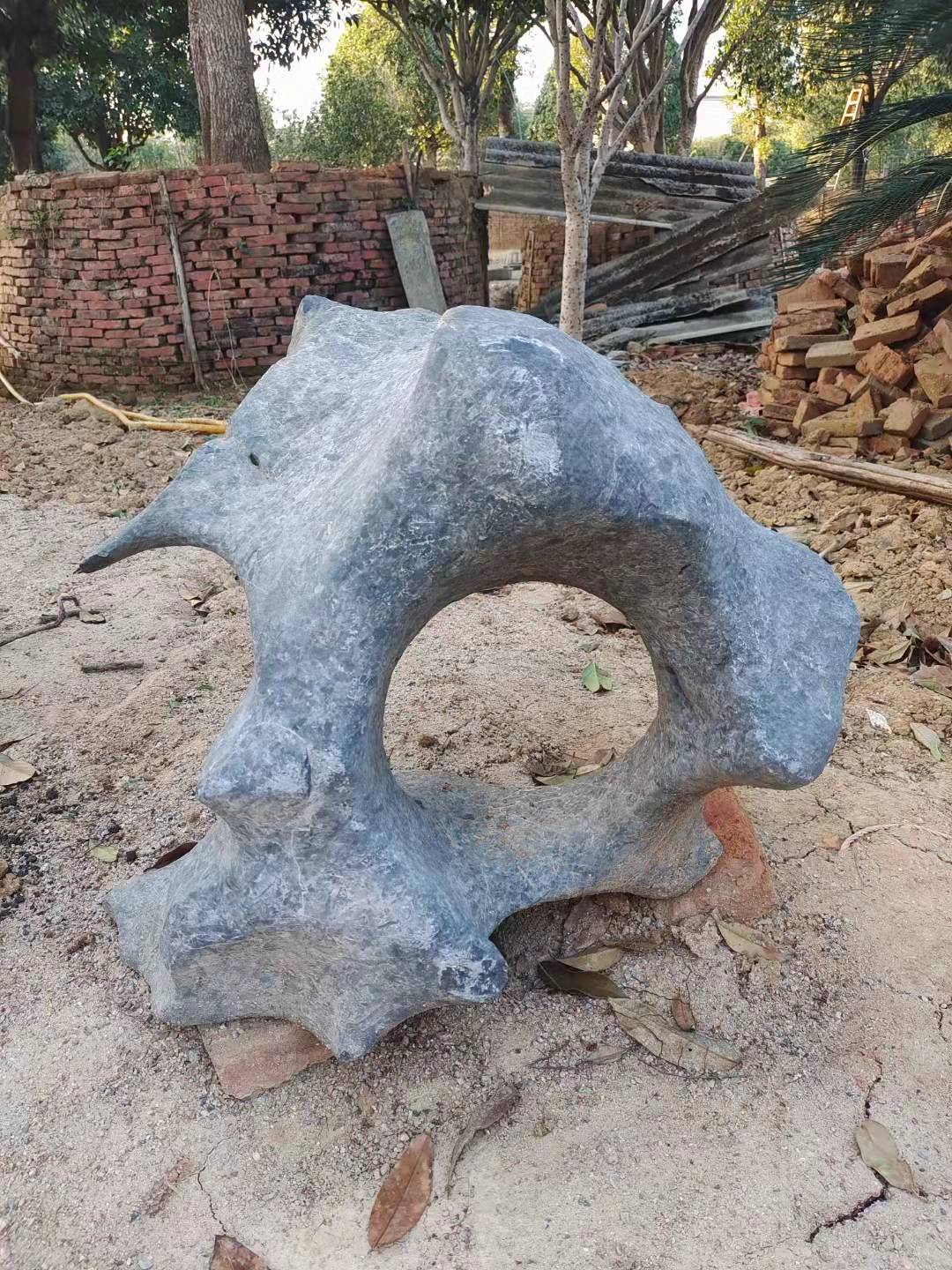 太湖石產(chǎn)地，廣西太湖石批發(fā)，太湖石銷售價(jià)格（英德市望埠鎮(zhèn)佳園苗木桂花場）