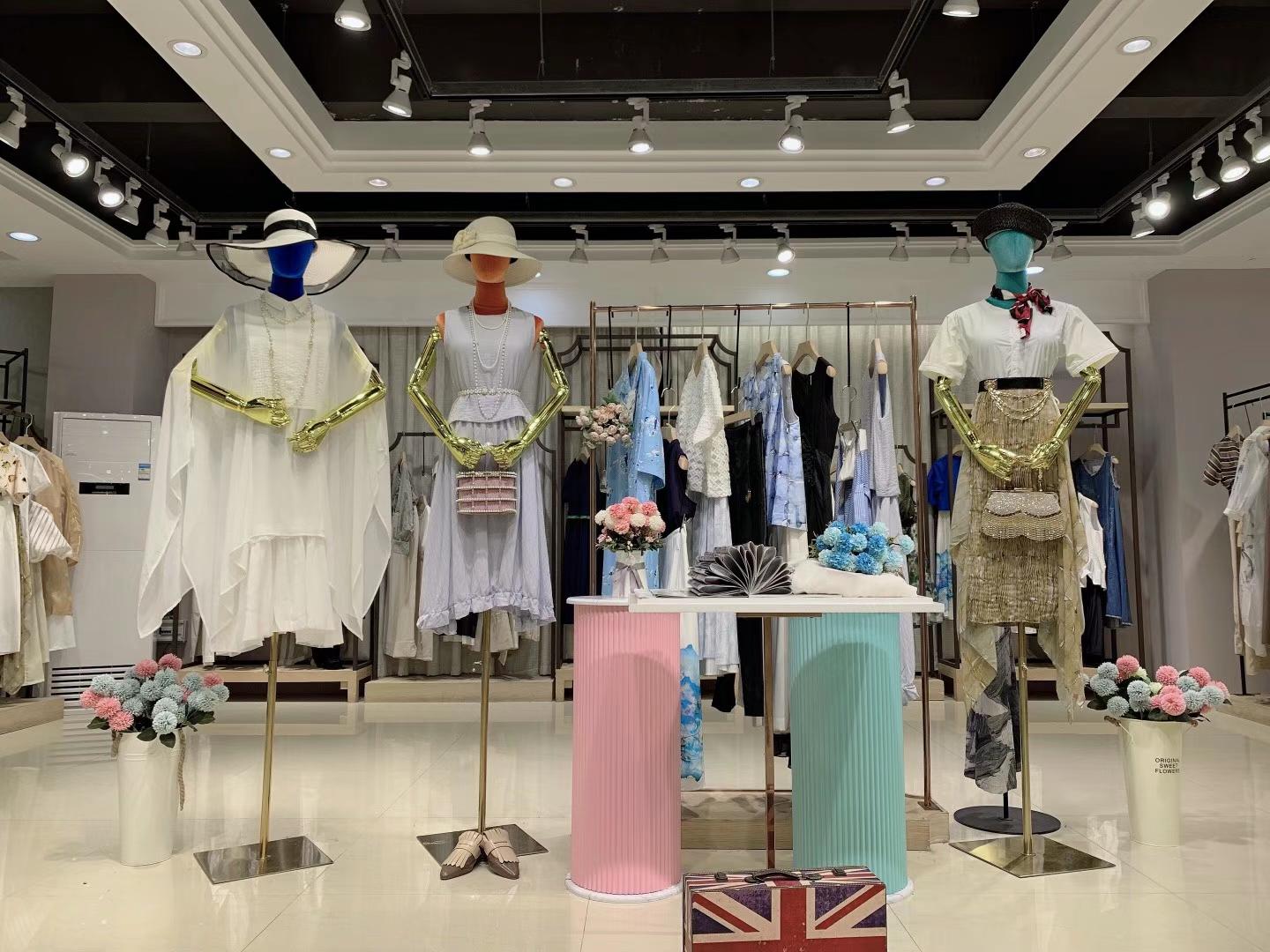 香港知 名品牌伊迪索2022春夏品牌折扣實(shí)體店女裝尾貨批發(fā)貨源在哪里