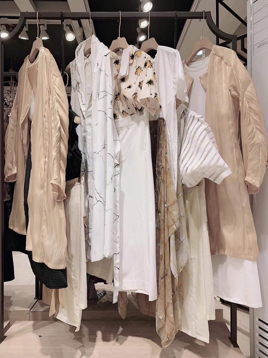 香港知 名品牌伊迪索2022春夏品牌折扣實(shí)體店女裝尾貨批發(fā)貨源在哪里