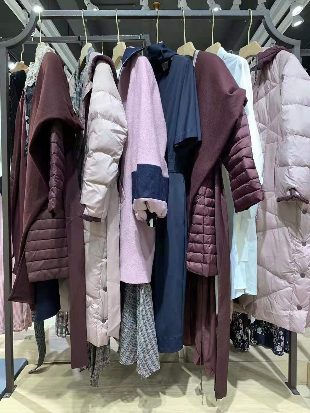 時(shí)尚品牌艾迪潘2022秋冬女裝品牌尾貨一手貨源批發(fā)批發(fā)