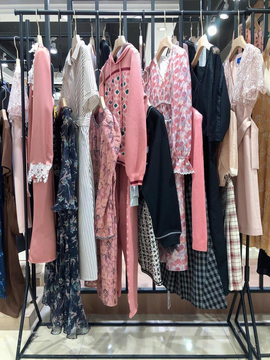 深圳品牌恩裳2022春裝品牌女裝折扣批發(fā)高 檔專(zhuān)柜店介紹