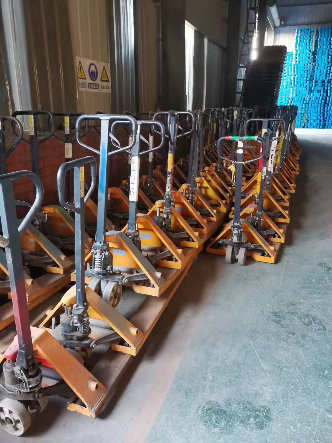 手動(dòng)液壓叉車地牛