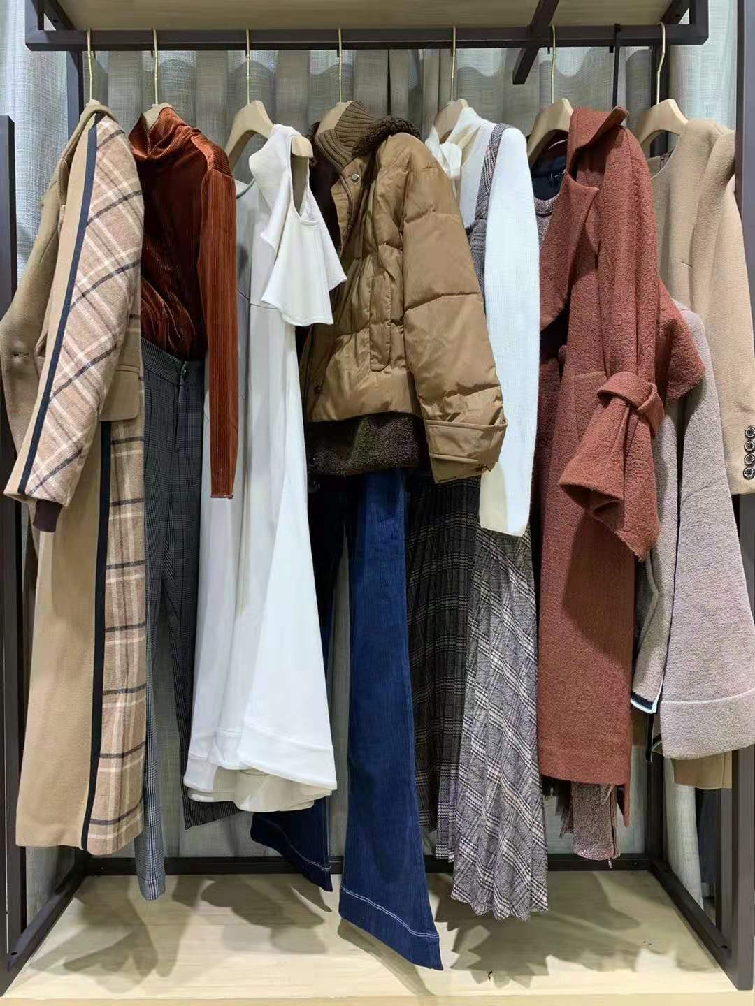 艾迪潘秋冬深圳哪里有尾貨女裝折扣批發(fā)貨源