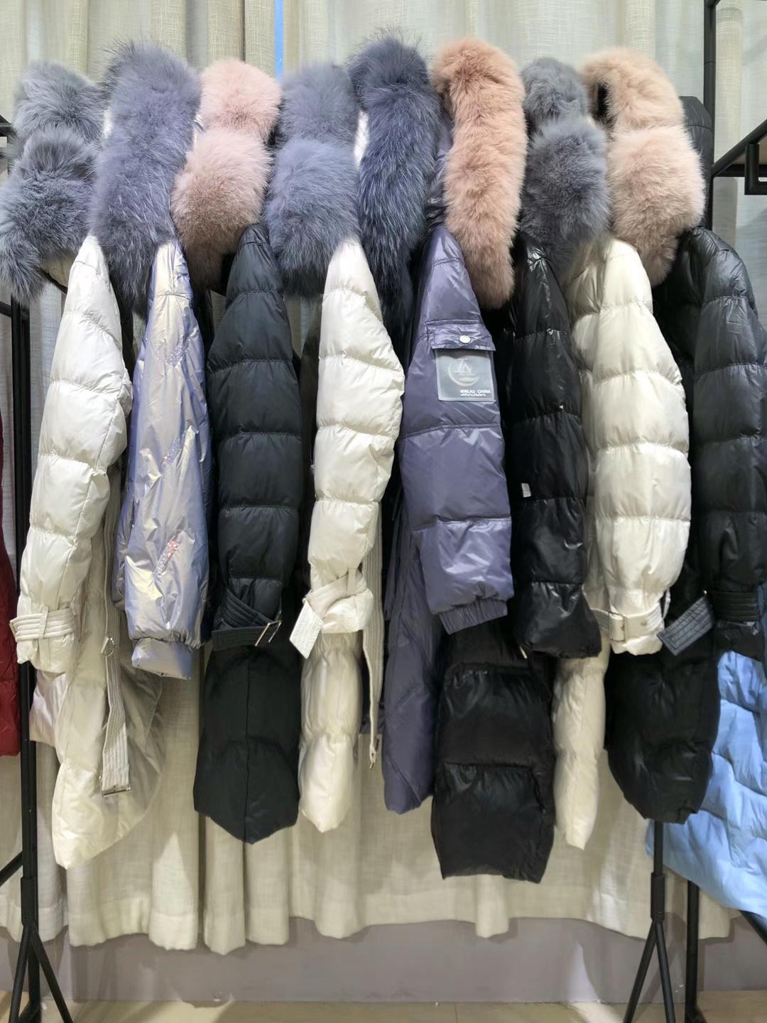 當(dāng)季新款女裝蔻姿絨羽服2021冬大 牌折扣女裝廠家一手貨源批發(fā)