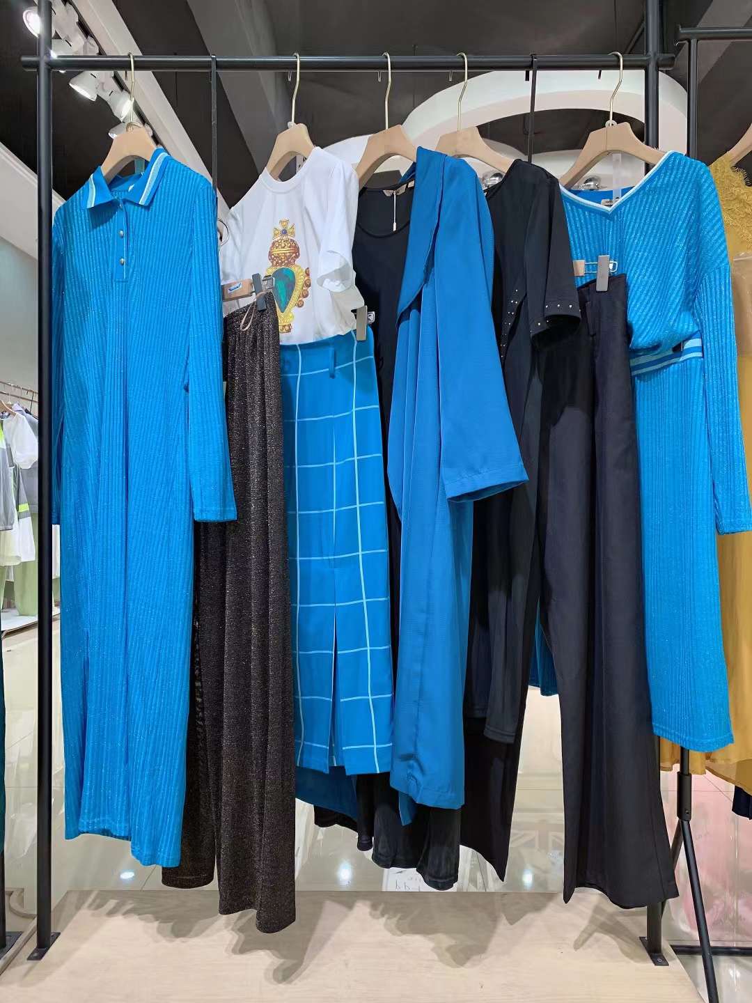 設(shè)計師品牌紐方春夏品牌折扣女裝實(shí)體店貨源批發(fā)