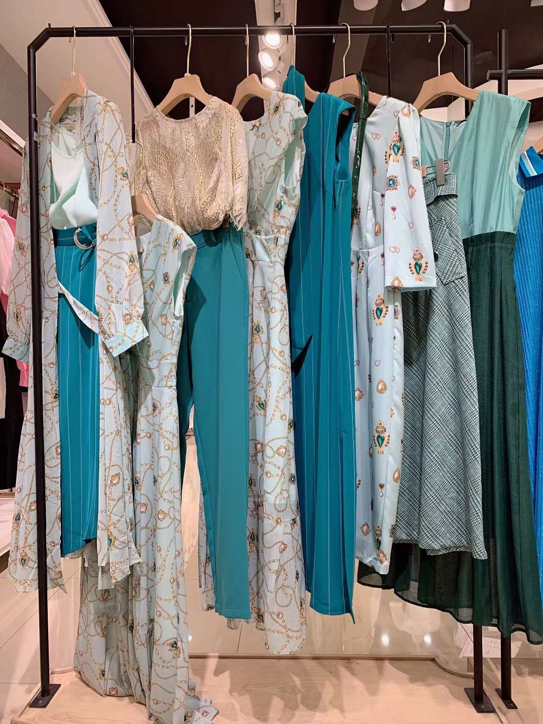 設(shè)計師品牌紐方春夏品牌折扣女裝實(shí)體店貨源批發(fā)