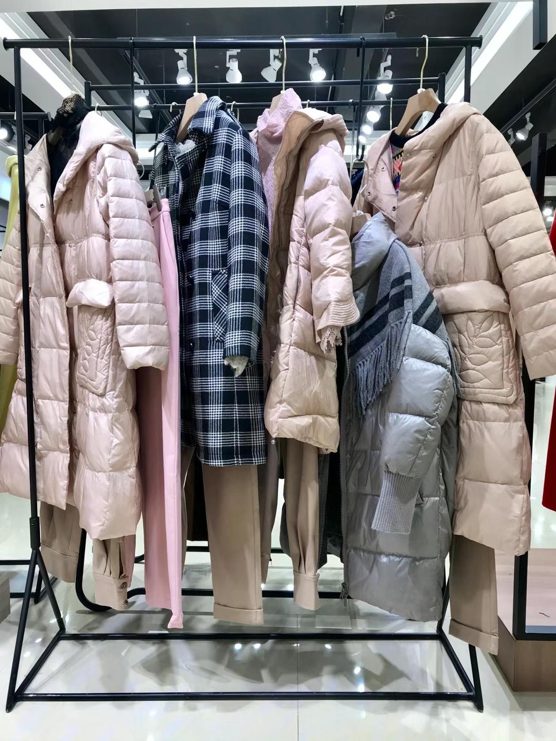 森系女裝品牌芭依璐2021年秋冬三標齊全品牌折扣女裝貨源供應(yīng)女裝折扣庫存尾貨批發(fā)網(wǎng)