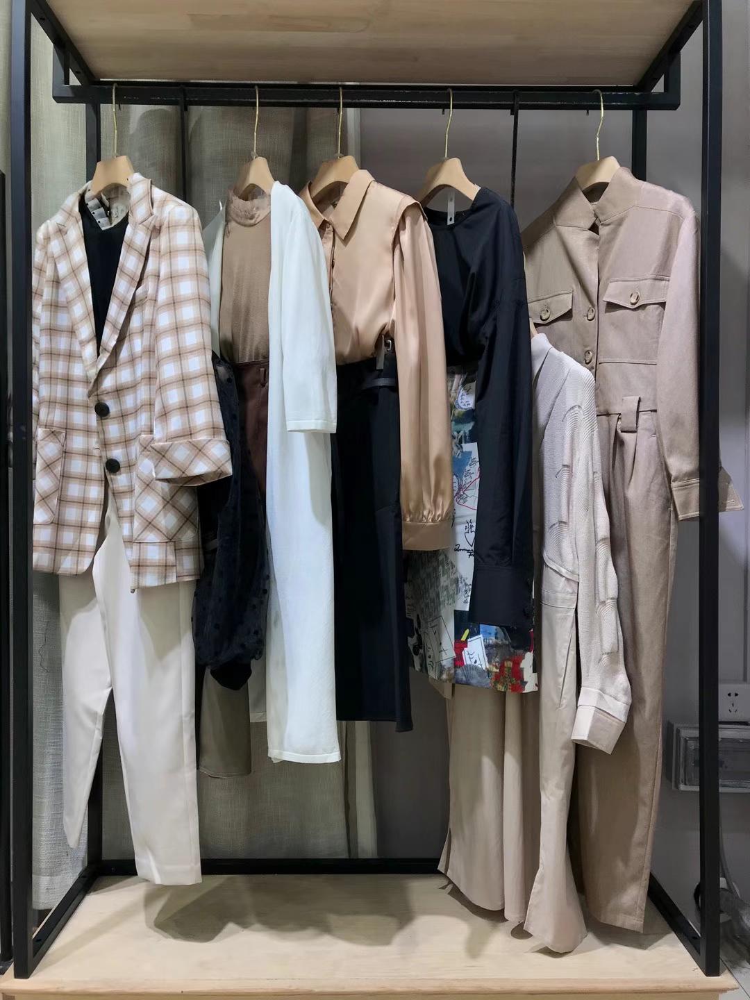 實體直播必備品牌迪卡軒2021秋品牌女裝折扣一手貨源進貨渠道