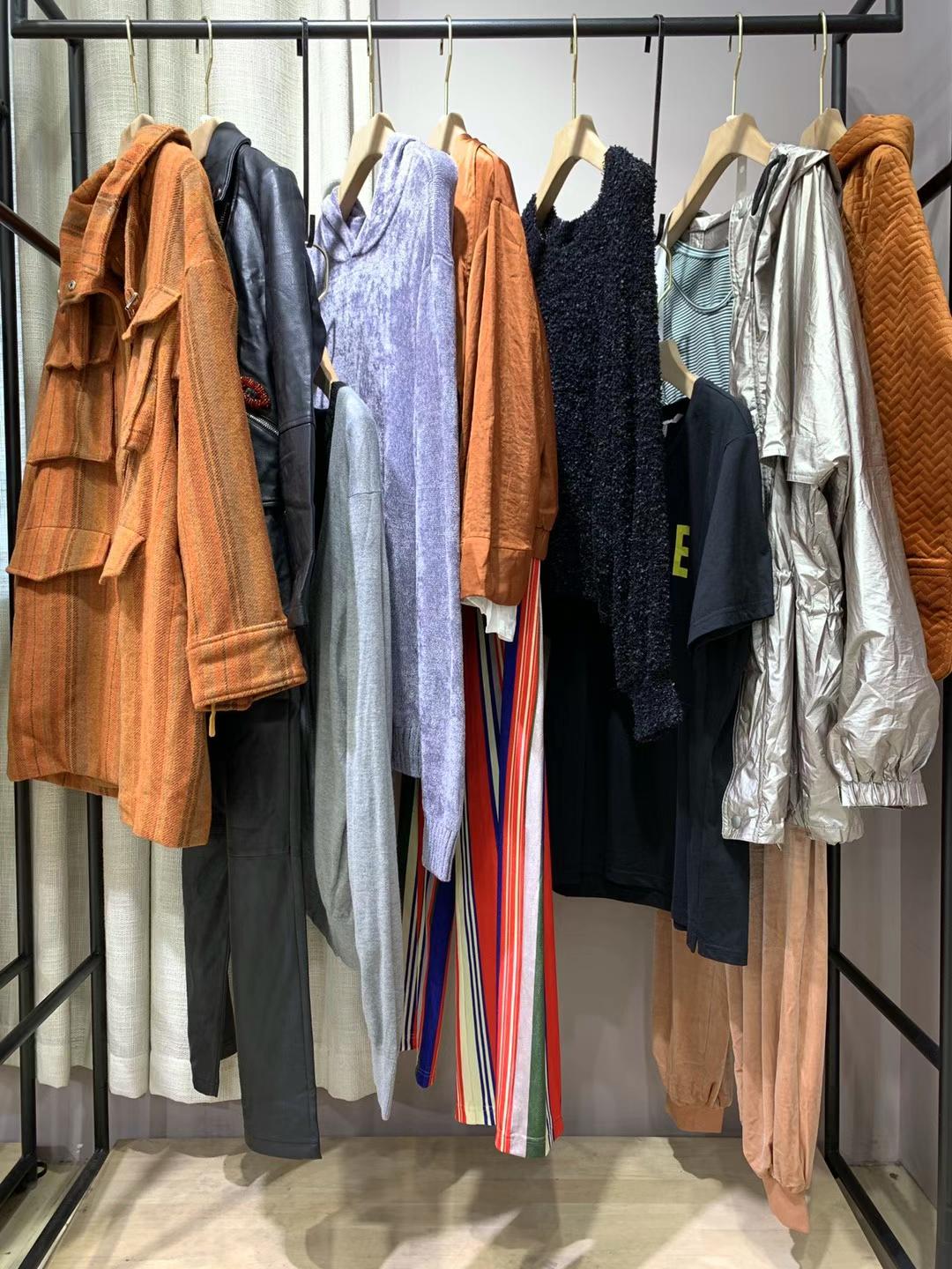 UR 2021秋冬馬華克菲風(fēng)格女裝尾貨一手貨源批發(fā) 品牌女裝尾貨供應(yīng)商