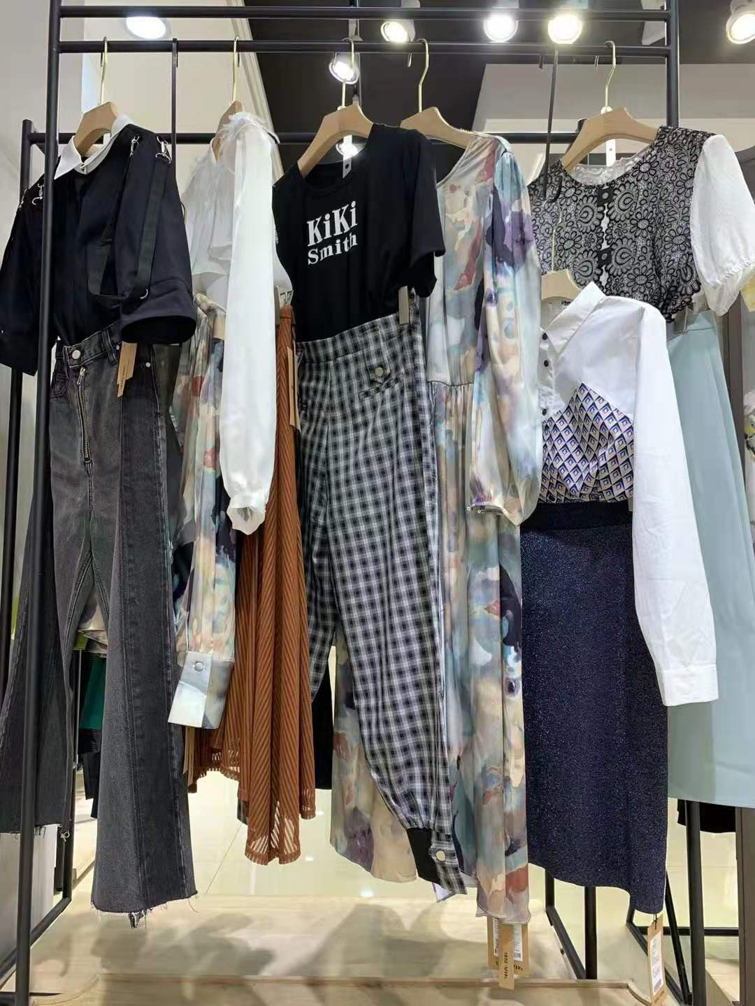 國內(nèi)品牌音色秋冬折扣女裝直播貨源走份批發(fā)