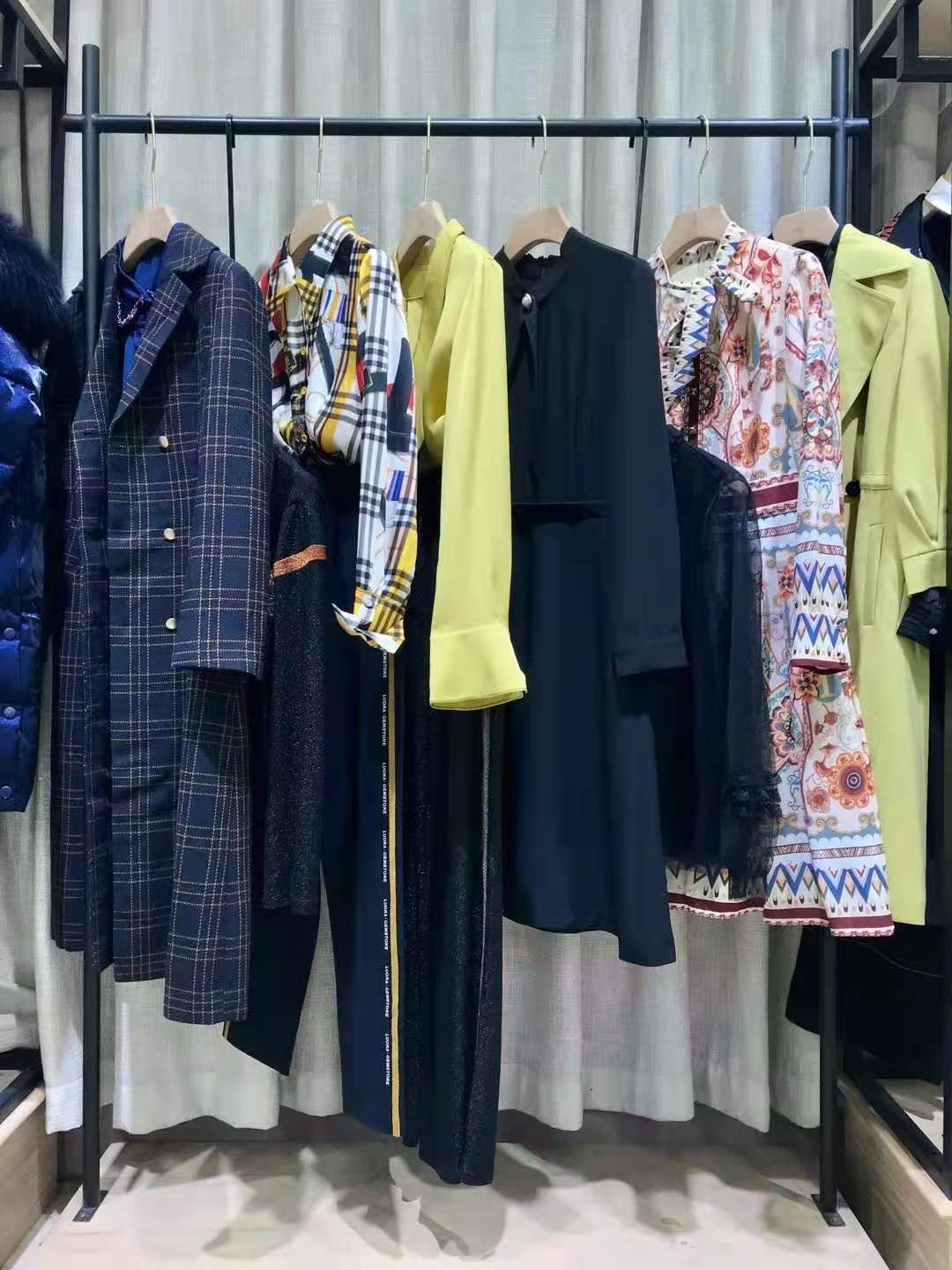 深圳原創(chuàng)設(shè)計師品牌珞娜秋冬折扣女裝尾貨批發(fā)市場