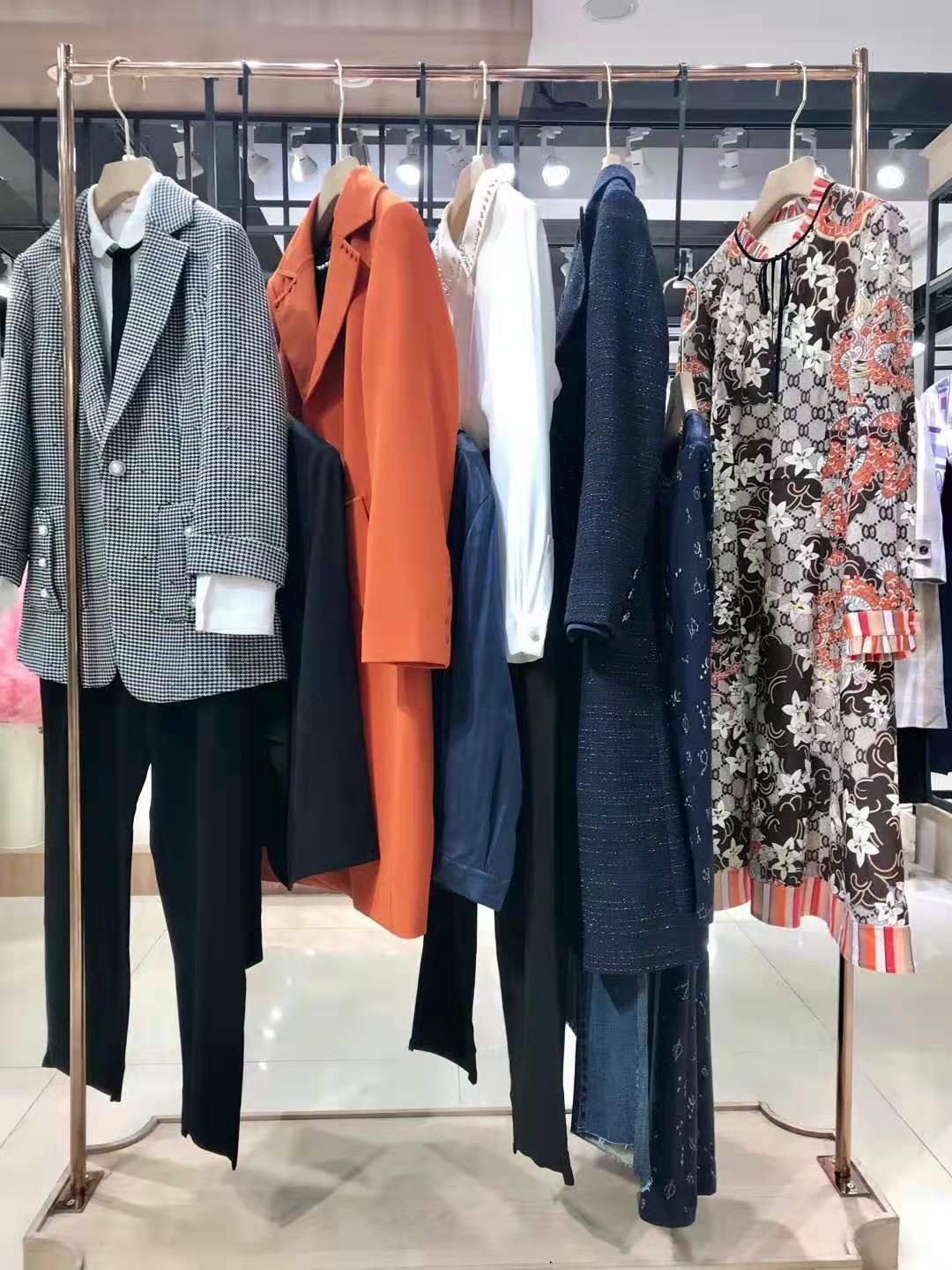 深圳原創(chuàng)設(shè)計師品牌珞娜秋冬折扣女裝尾貨批發(fā)市場