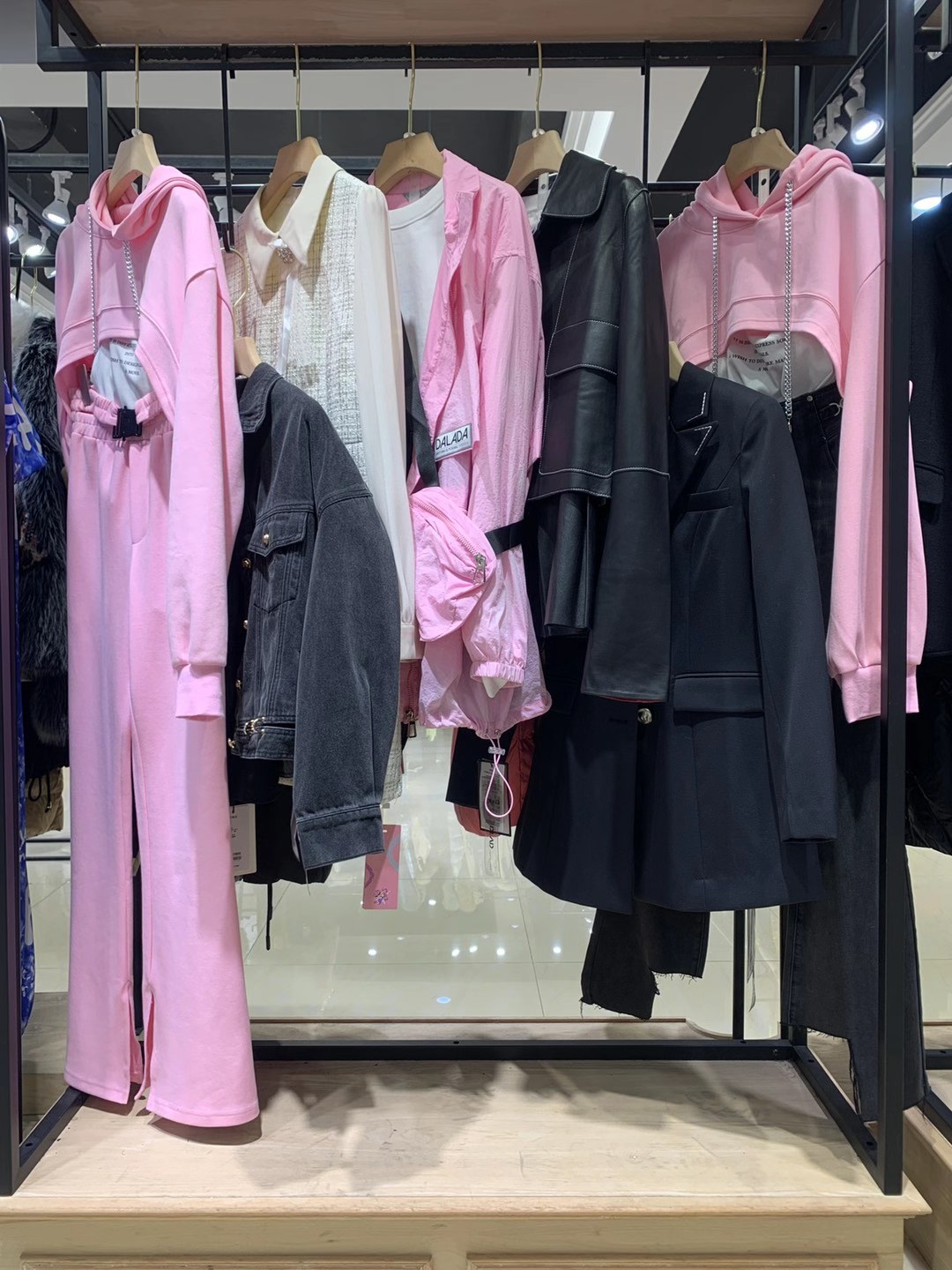 精 品女裝馬克華菲2022春國(guó)內(nèi)一二線品牌女裝折扣尾貨批發(fā)