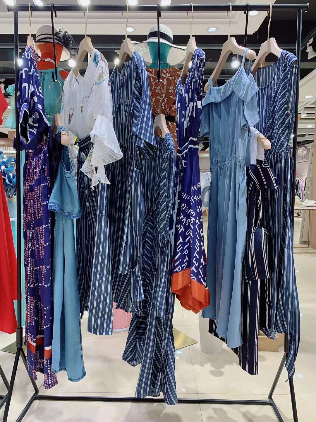 時(shí)尚品牌郁香菲2022夏女裝折扣尾貨一手貨源批發(fā)