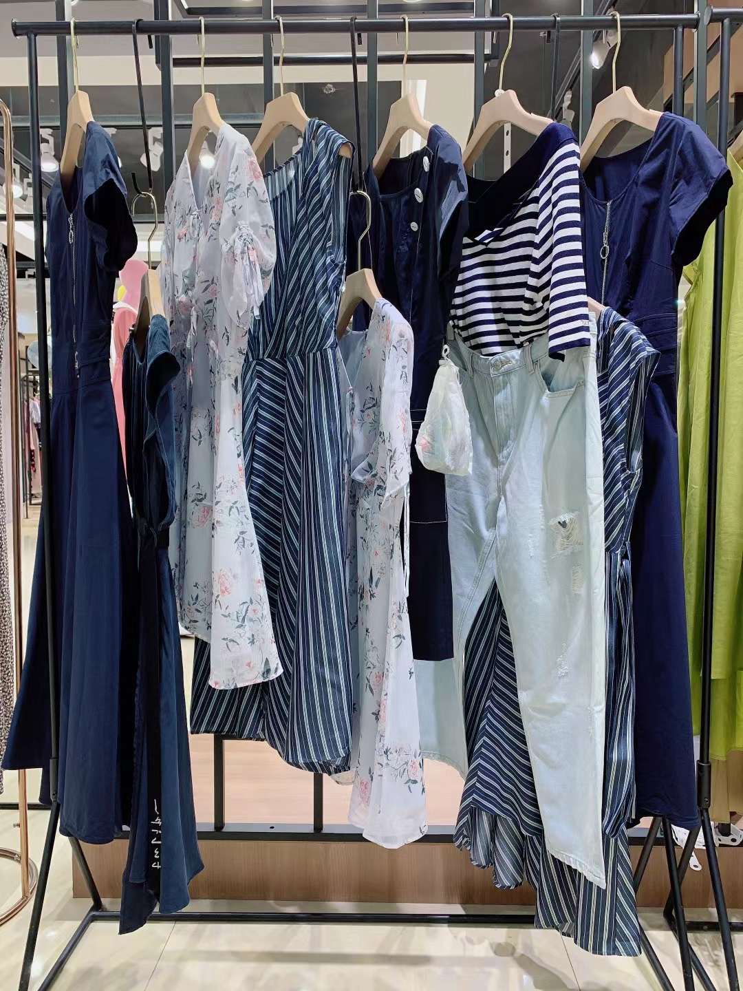 時(shí)尚品牌郁香菲2022夏女裝折扣尾貨一手貨源批發(fā)