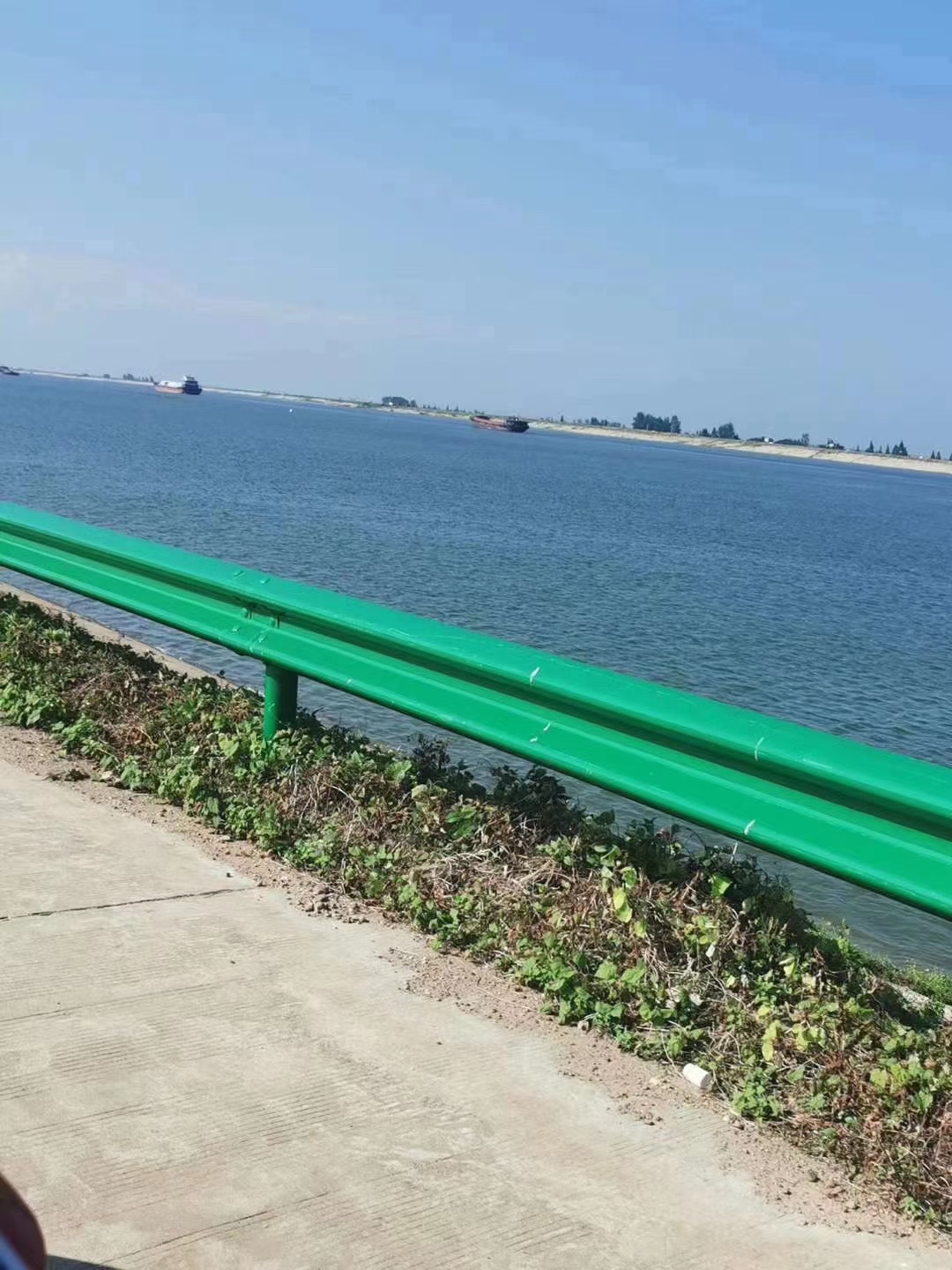 高速路波噴塑波形護欄-定制-防撞欄-批發(fā)
