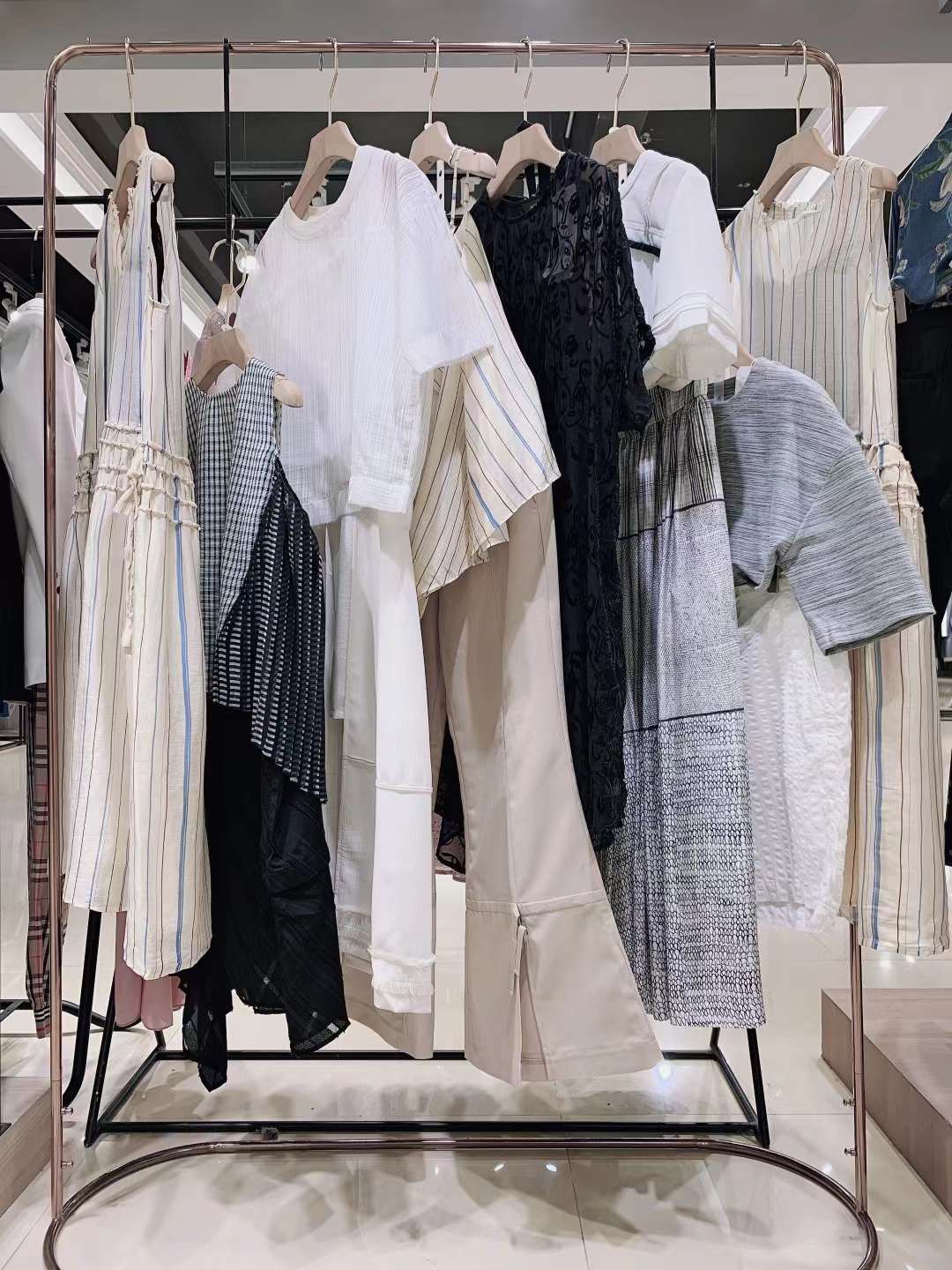 杭州一 線品牌伊迪索2022春夏女裝折扣尾貨電商進貨渠道
