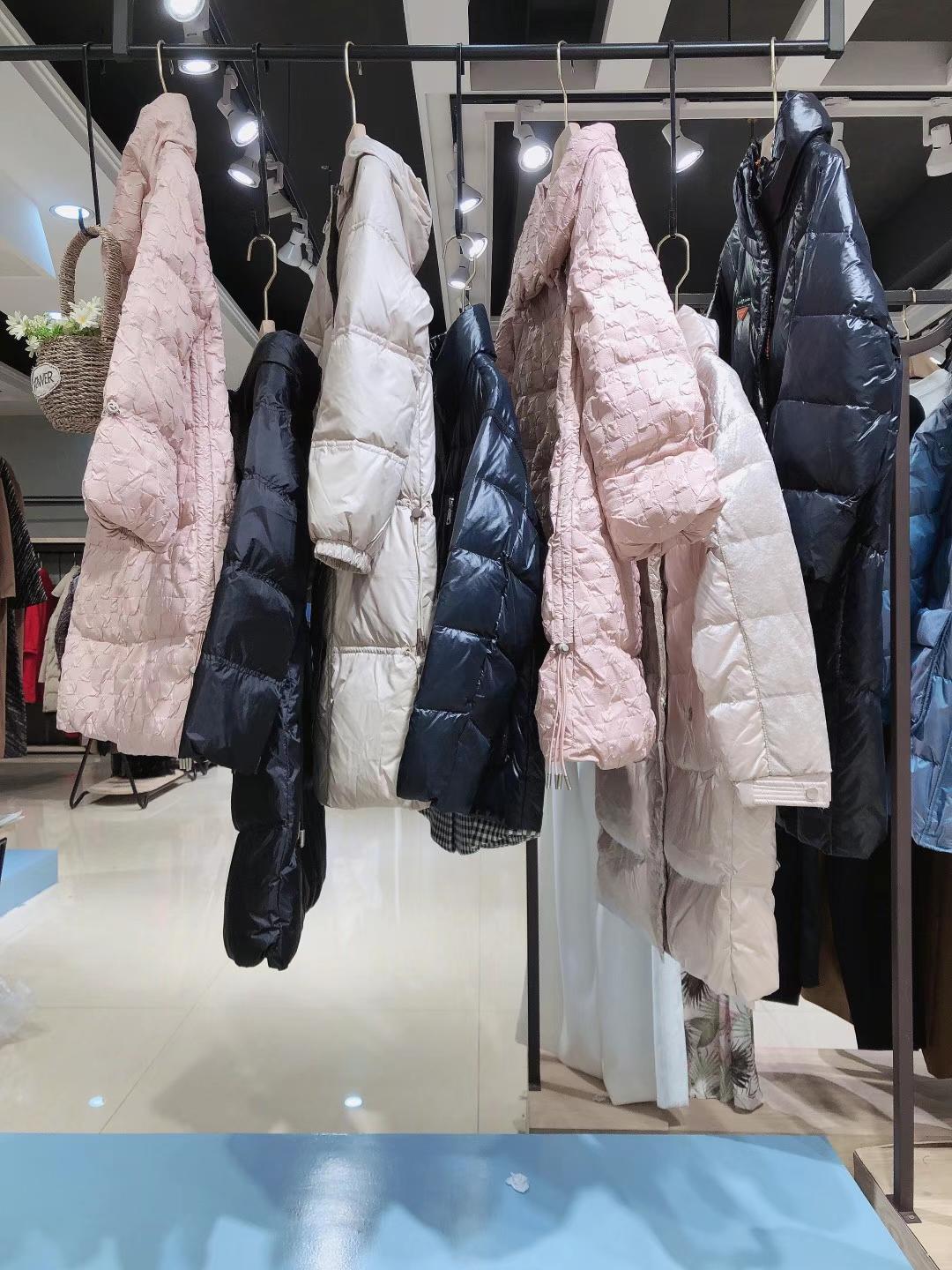 供應品牌折扣批發(fā)哥芙妮羽絨服2021冬淘寶直播貨源供應商 品牌折扣女裝衣服批發(fā)