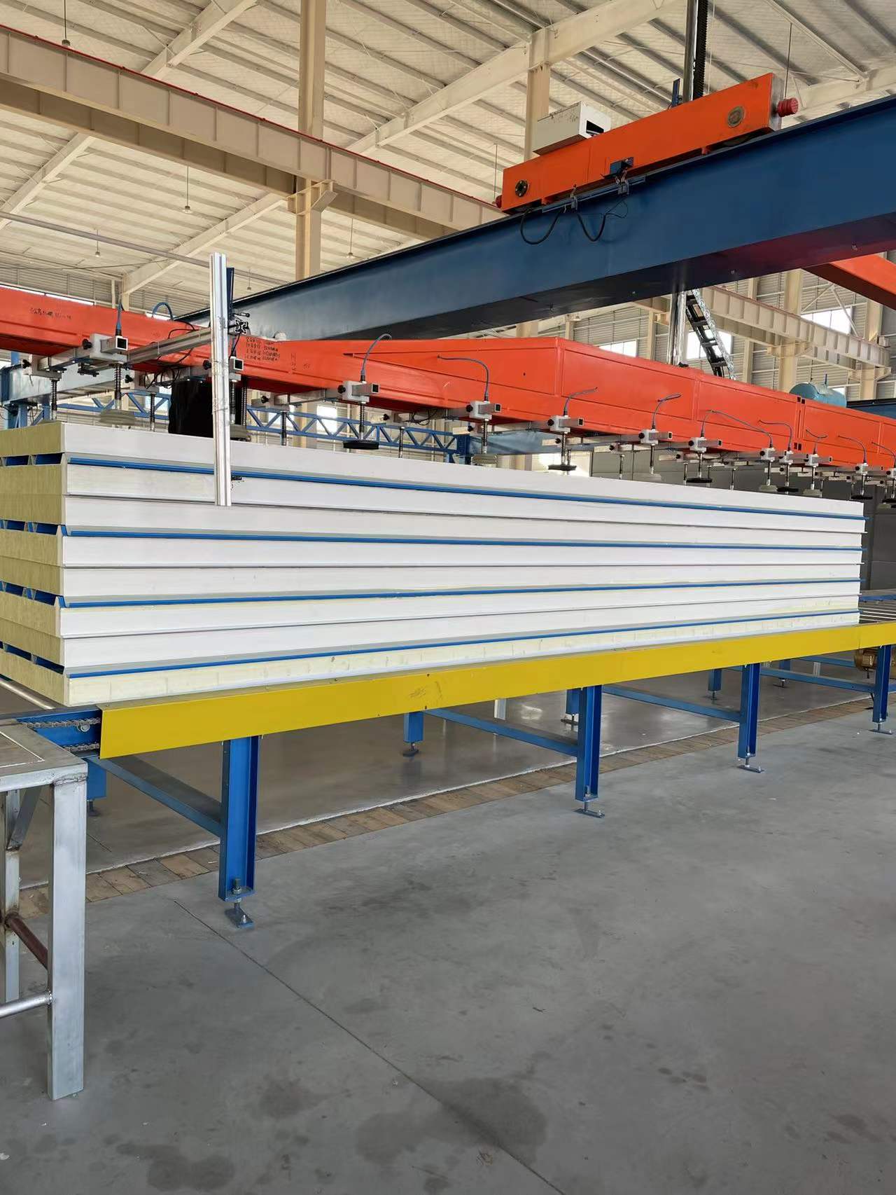 彩鋼巖棉夾芯板，聚氨酯封邊彩鋼巖棉夾芯板批發(fā)定做