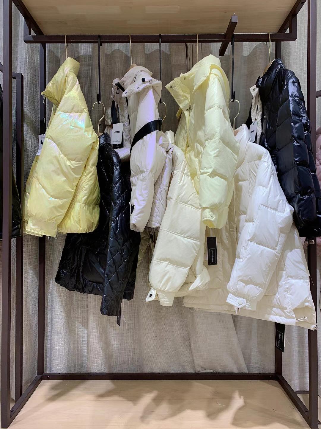 潮流時(shí)尚羽絨服簡(jiǎn)丹尼娜2021冬品牌女裝折扣批發(fā)供應(yīng)商 品牌折扣女裝尾貨貨源供應(yīng)鏈