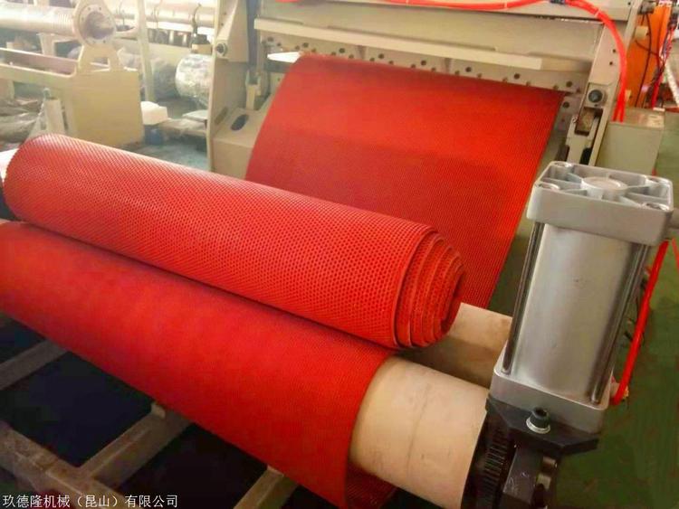 預(yù)制型塑膠跑道擠出機 預(yù)制型塑膠跑道擠出機_跑道生產(chǎn)線