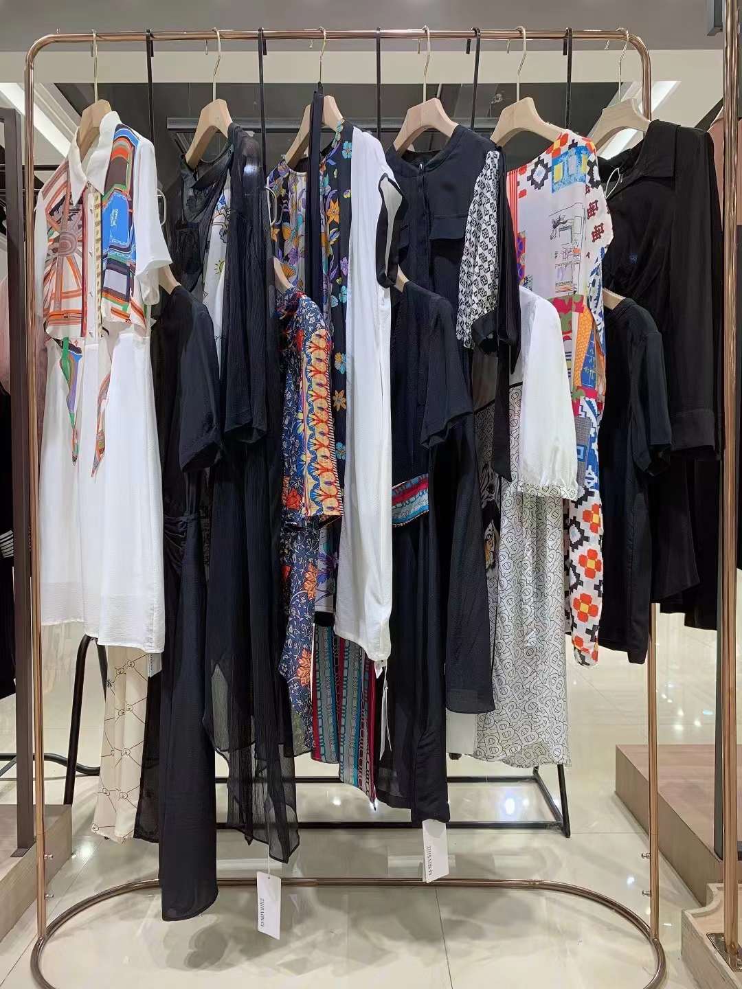 原創(chuàng)設(shè)計(jì)師品牌旨白2022夏女裝折扣尾貨一手貨源批發(fā)