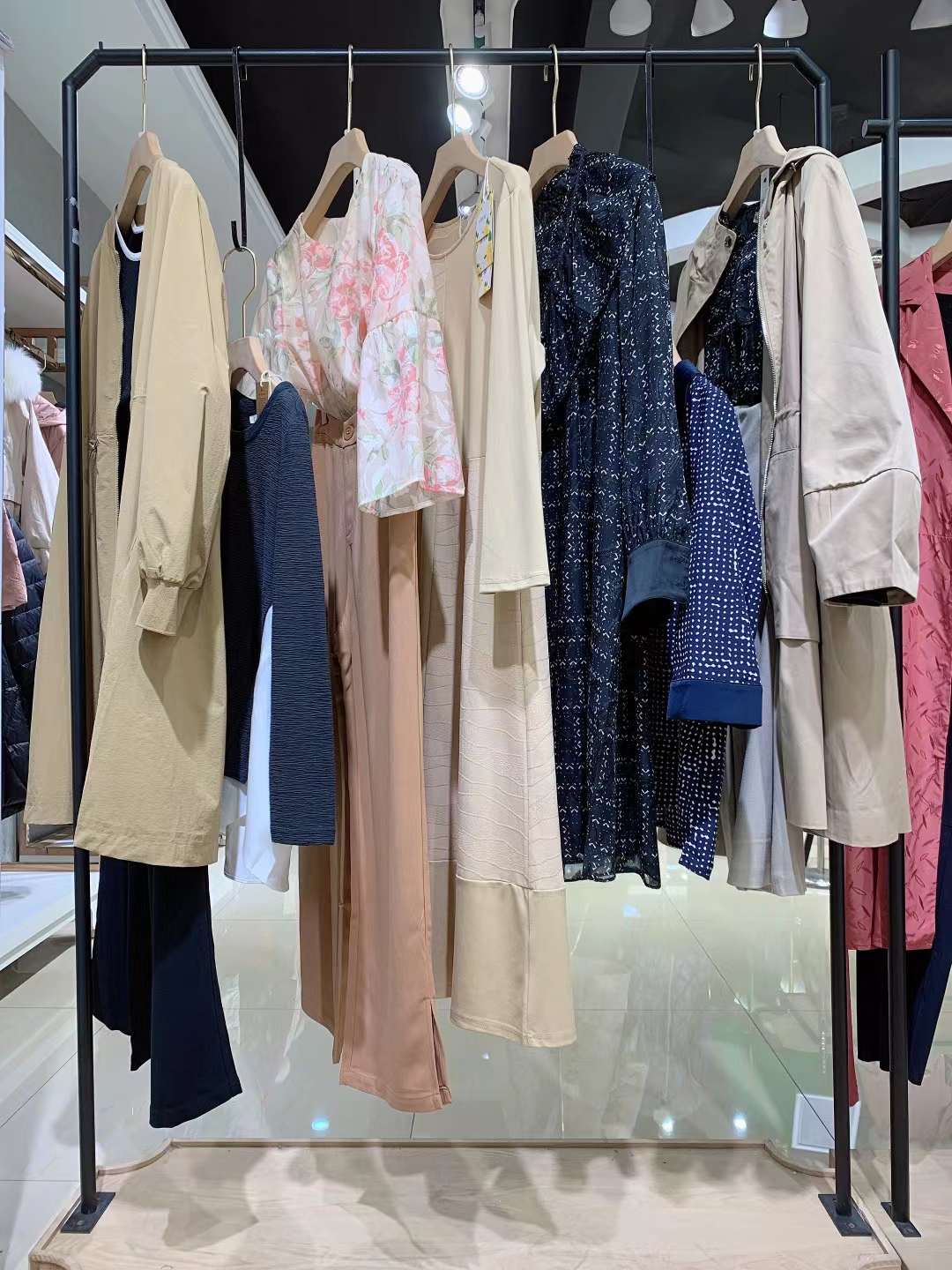 高 檔知 名品牌莉佳麗2022春女裝庫(kù)存尾貨折扣批發(fā)市場(chǎng)