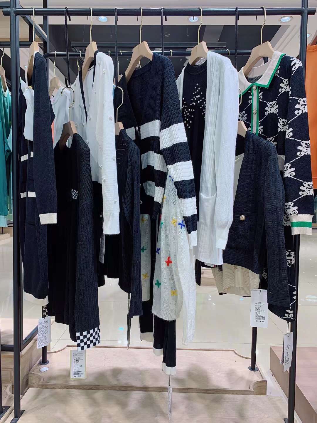 知 名品牌寶姿2022春女裝折扣電商尾貨批發(fā)市場(chǎng)