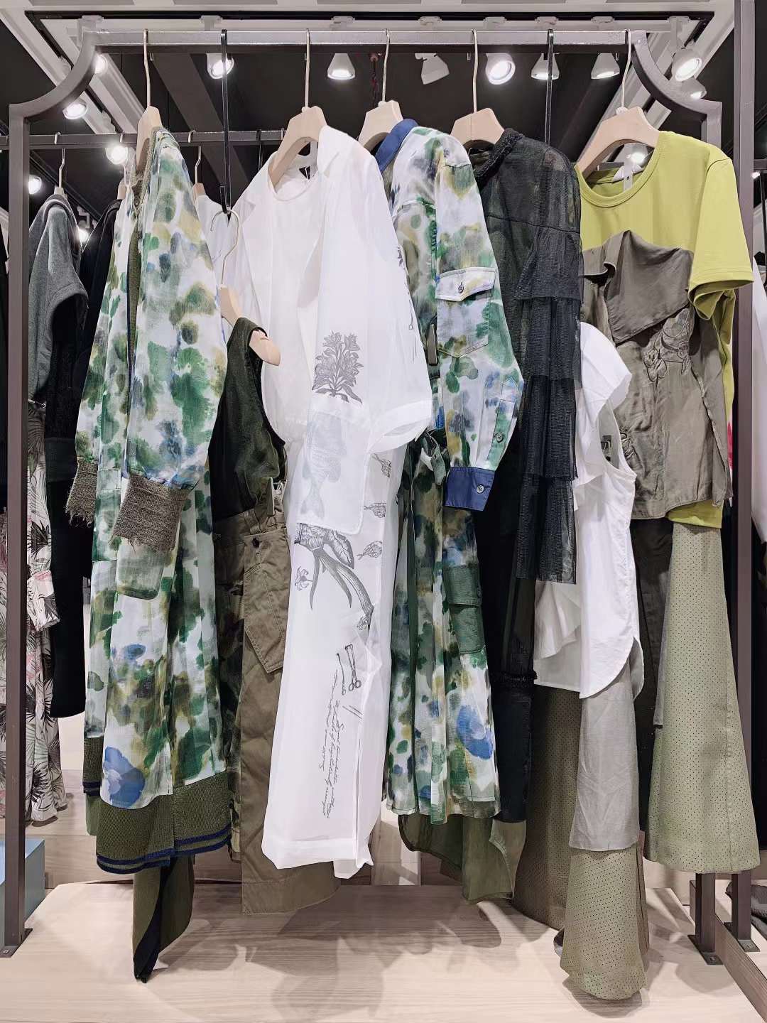 上海品牌伊迪索2022春夏折扣女裝尾貨一手批發(fā)貨源