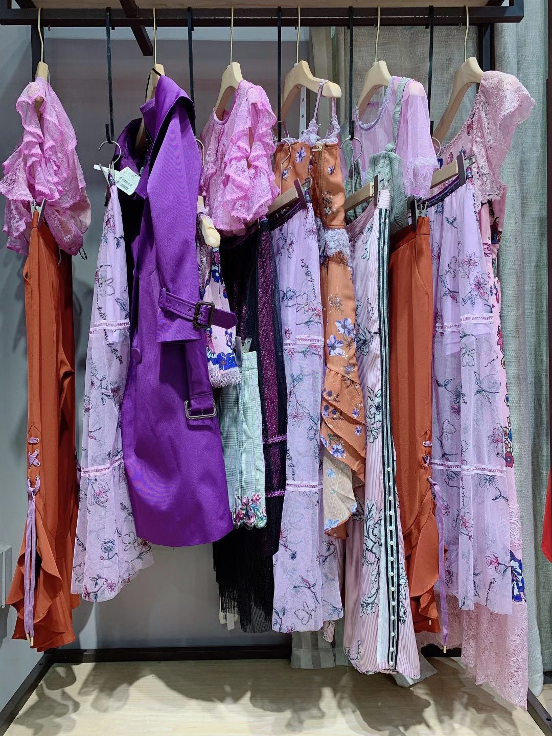 受歡迎品牌女裝FEXATA2022春品牌女裝折扣尾貨批發(fā)貨源