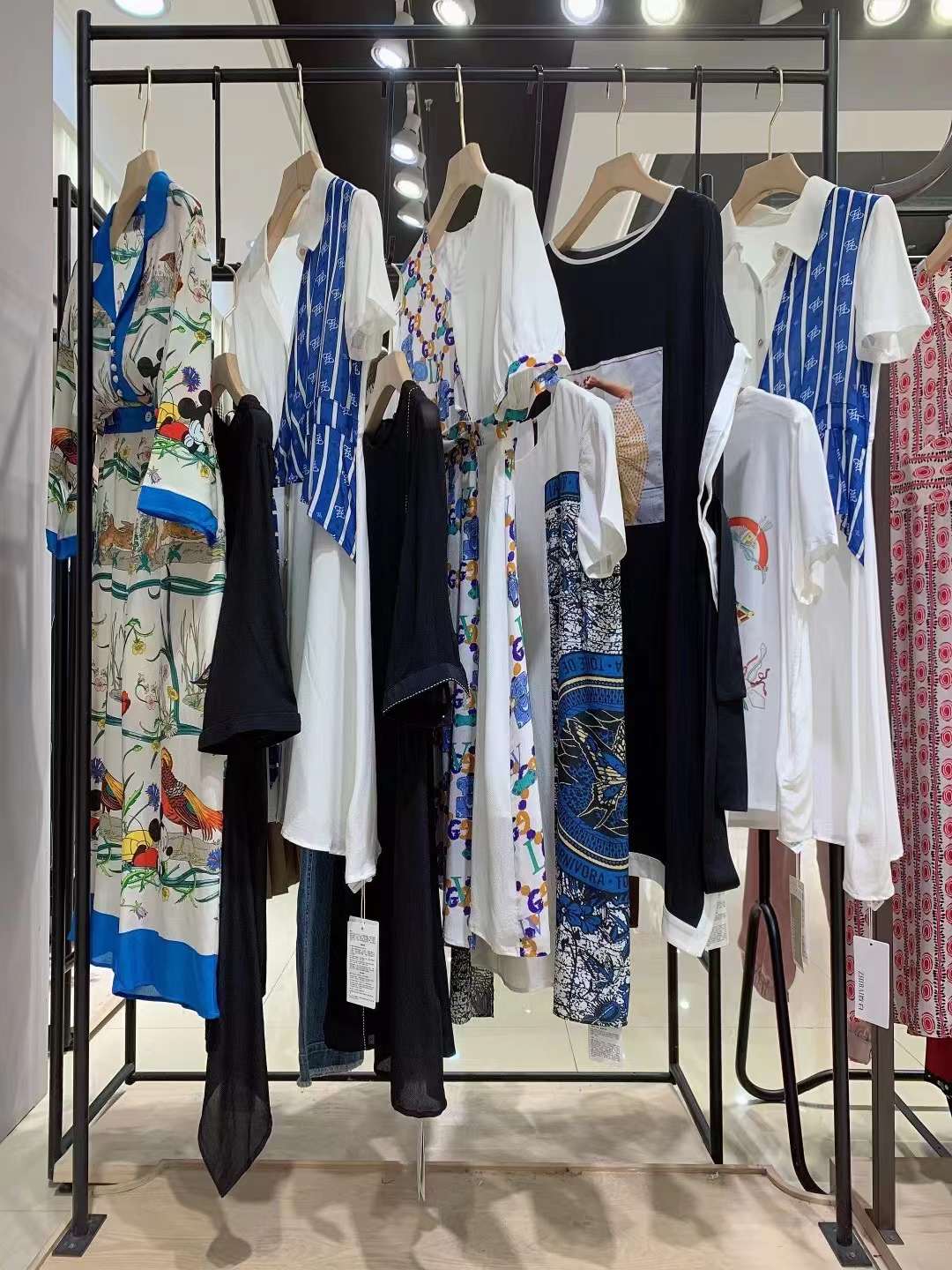 原創(chuàng)設(shè)計(jì)師品牌旨白2022夏女裝折扣尾貨一手貨源批發(fā)