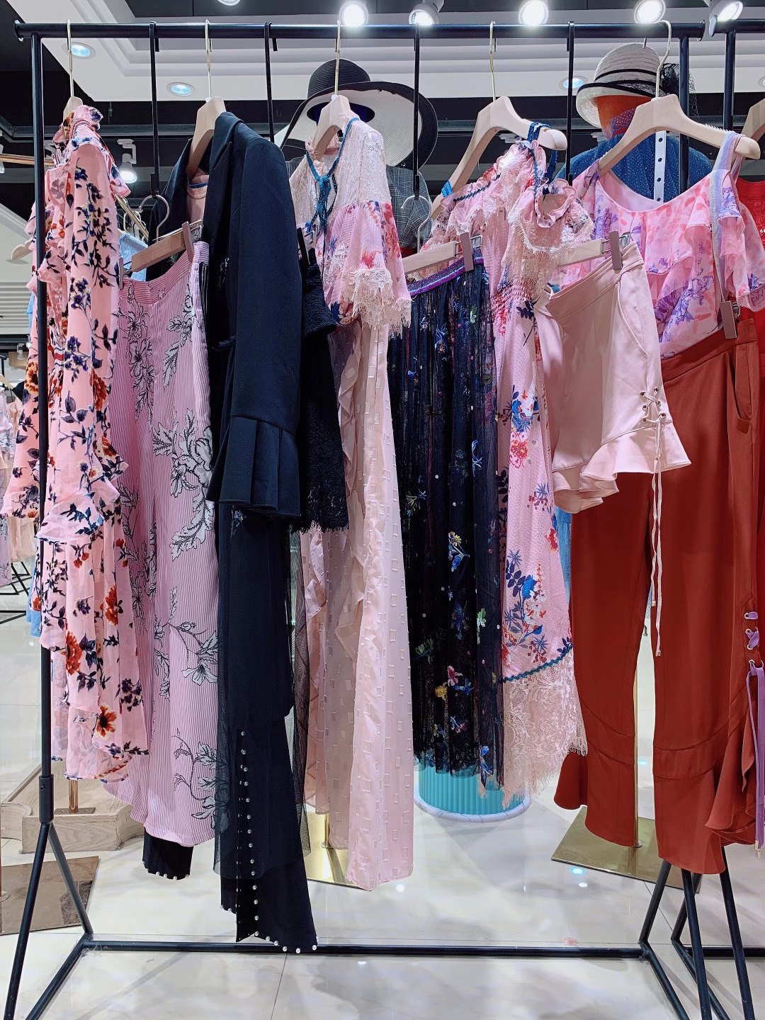 受歡迎品牌女裝FEXATA2022春品牌女裝折扣尾貨批發(fā)貨源
