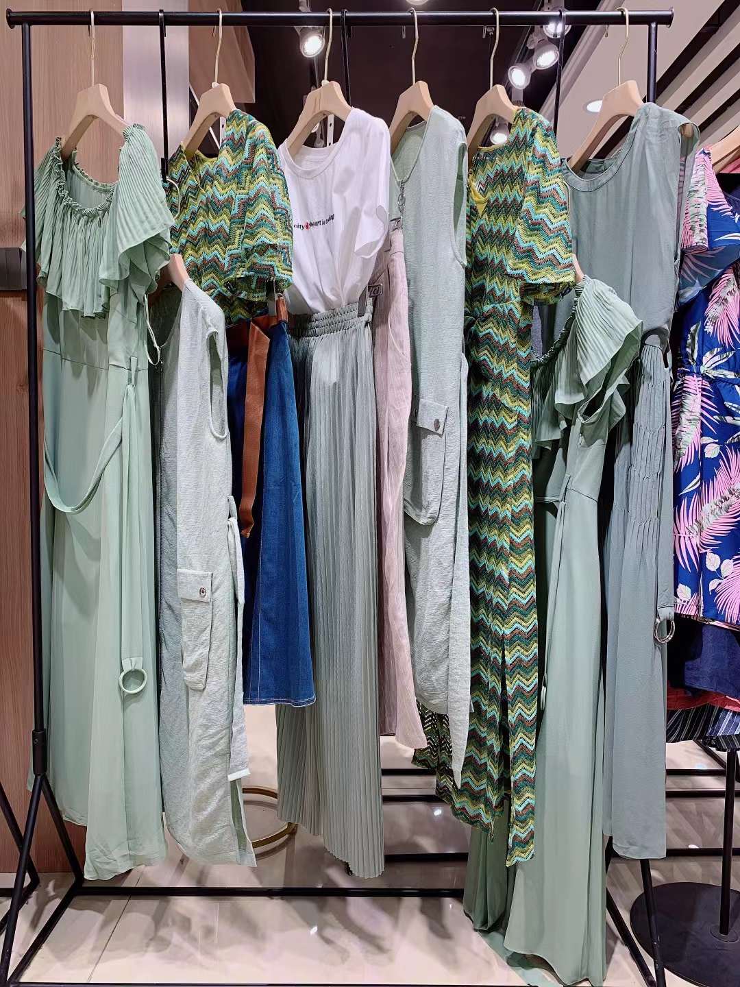 上海高端 品牌郁香菲2021秋一二線大 牌品牌折扣女裝批發(fā)基地