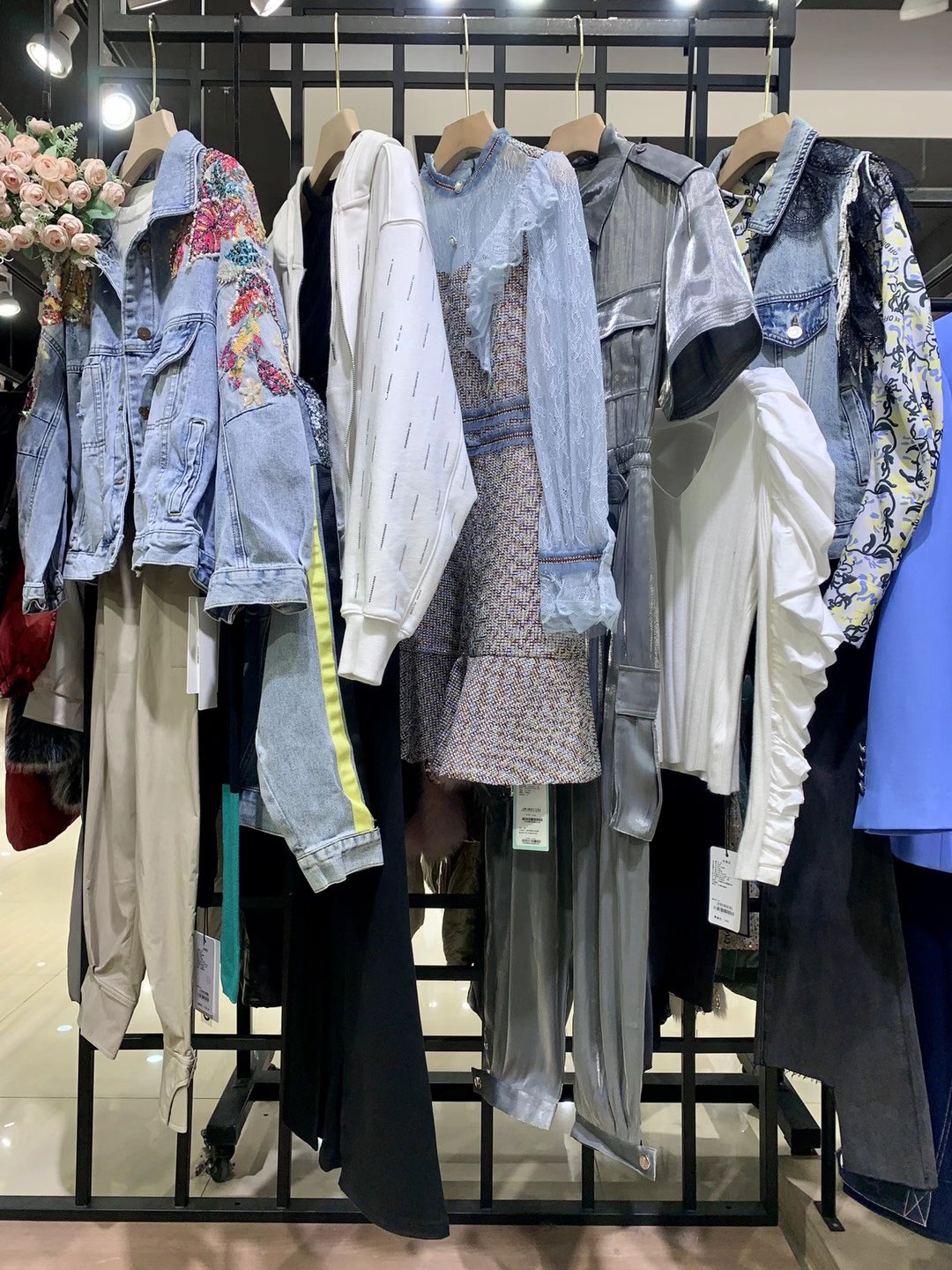 精 品品牌女裝馬克華菲2022春國內(nèi)一二線品牌女裝折扣批發(fā)