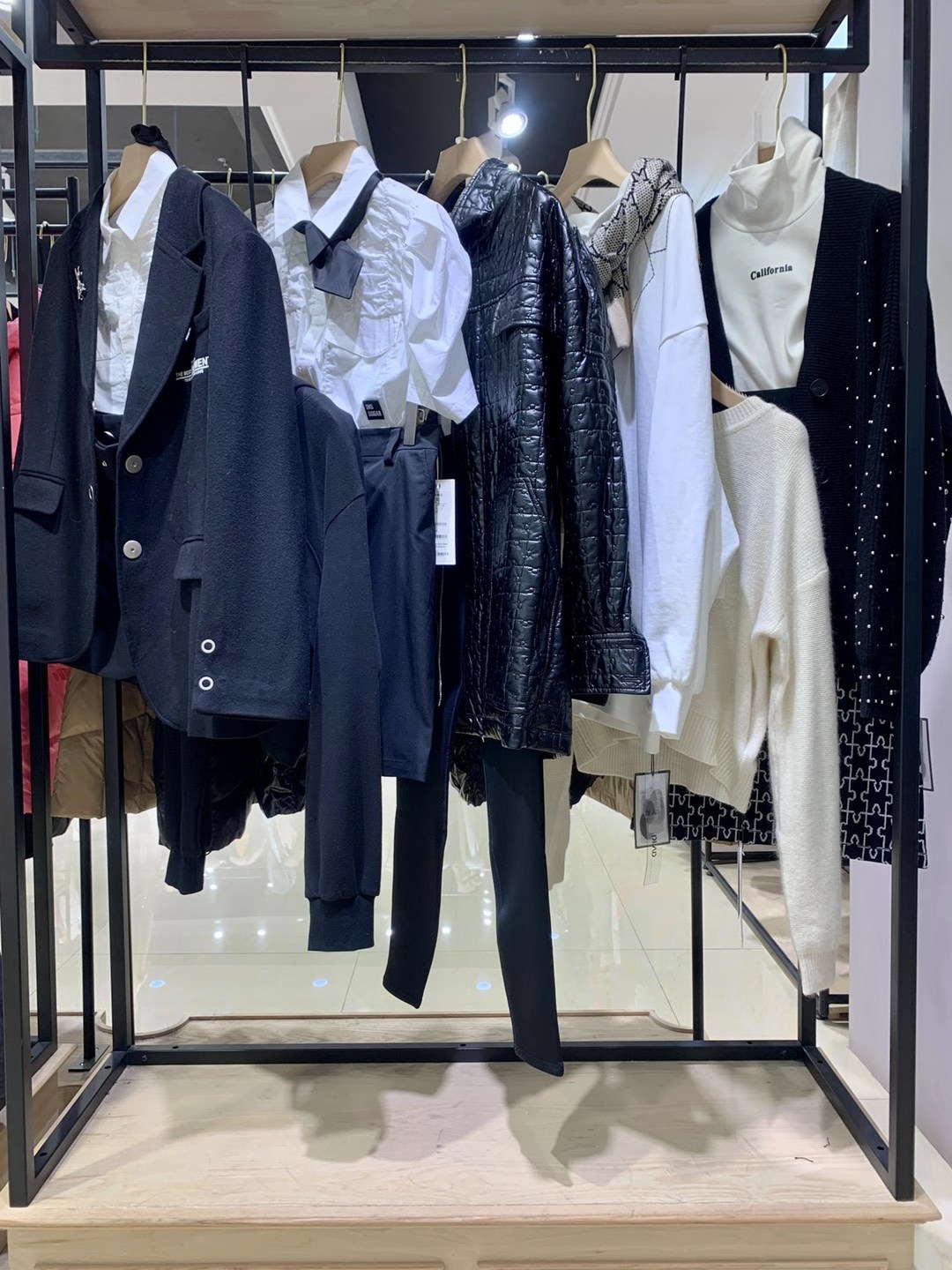 精 品品牌女裝馬克華菲2022春國內(nèi)一二線品牌女裝折扣批發(fā)