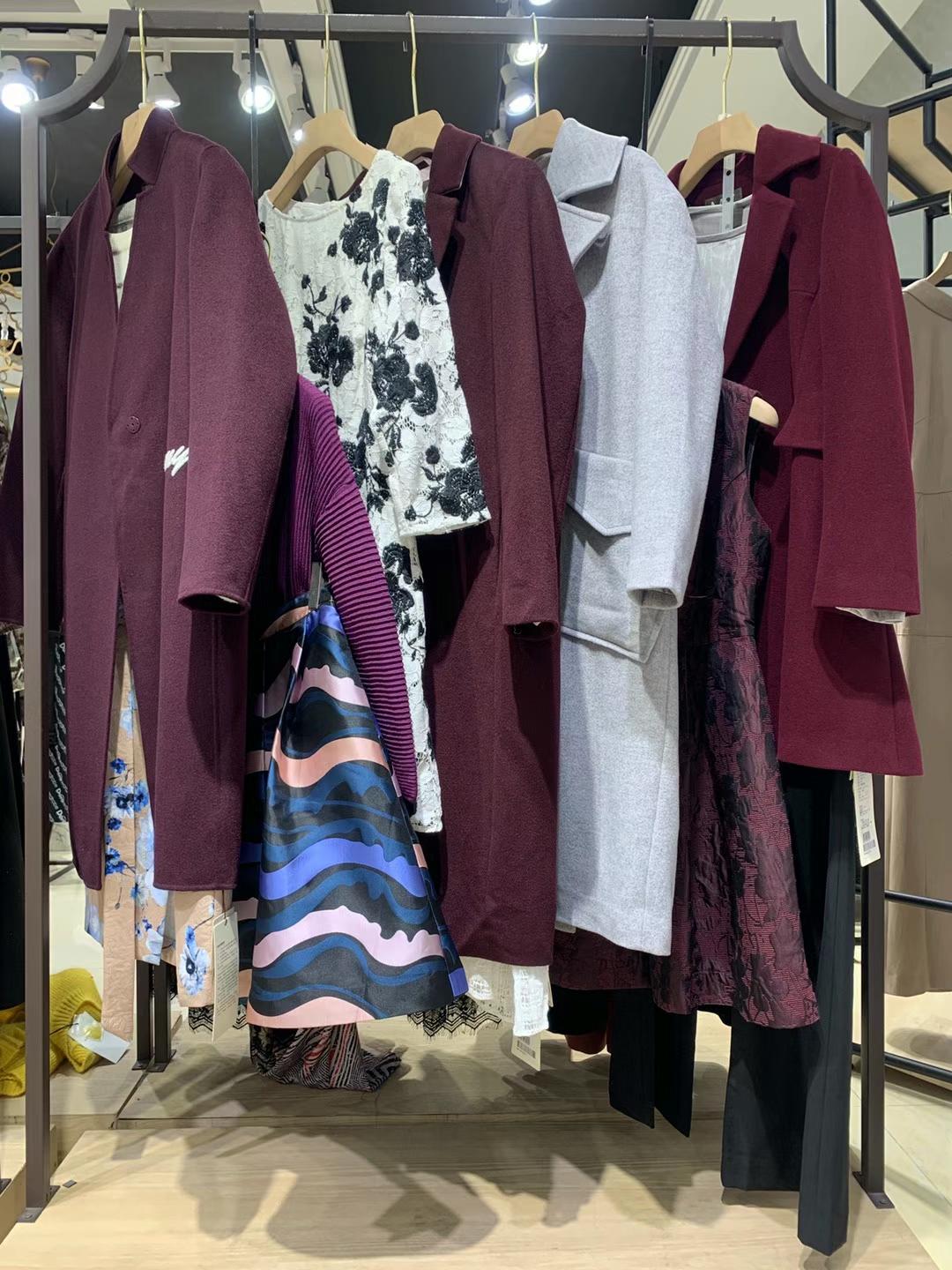 香港知 名品牌【朗黛國際】22春高 品質(zhì)品牌折扣女裝三標(biāo)齊全走份批發(fā)基地