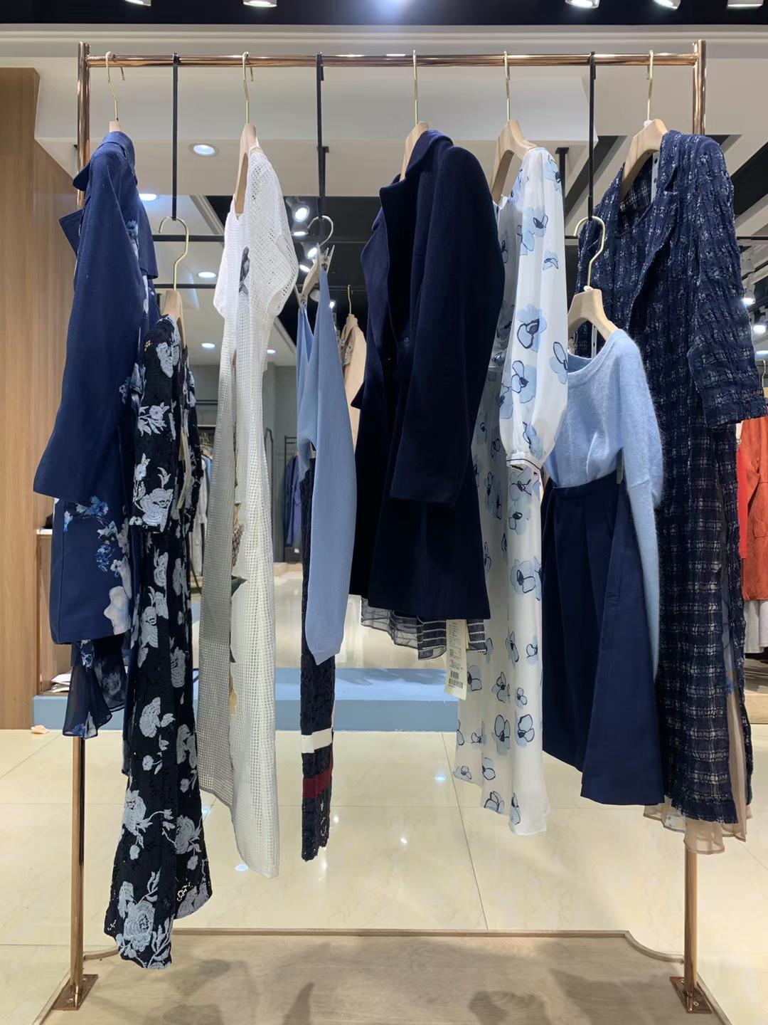 香港知 名品牌【朗黛國際】22春高 品質(zhì)品牌折扣女裝三標(biāo)齊全走份批發(fā)基地